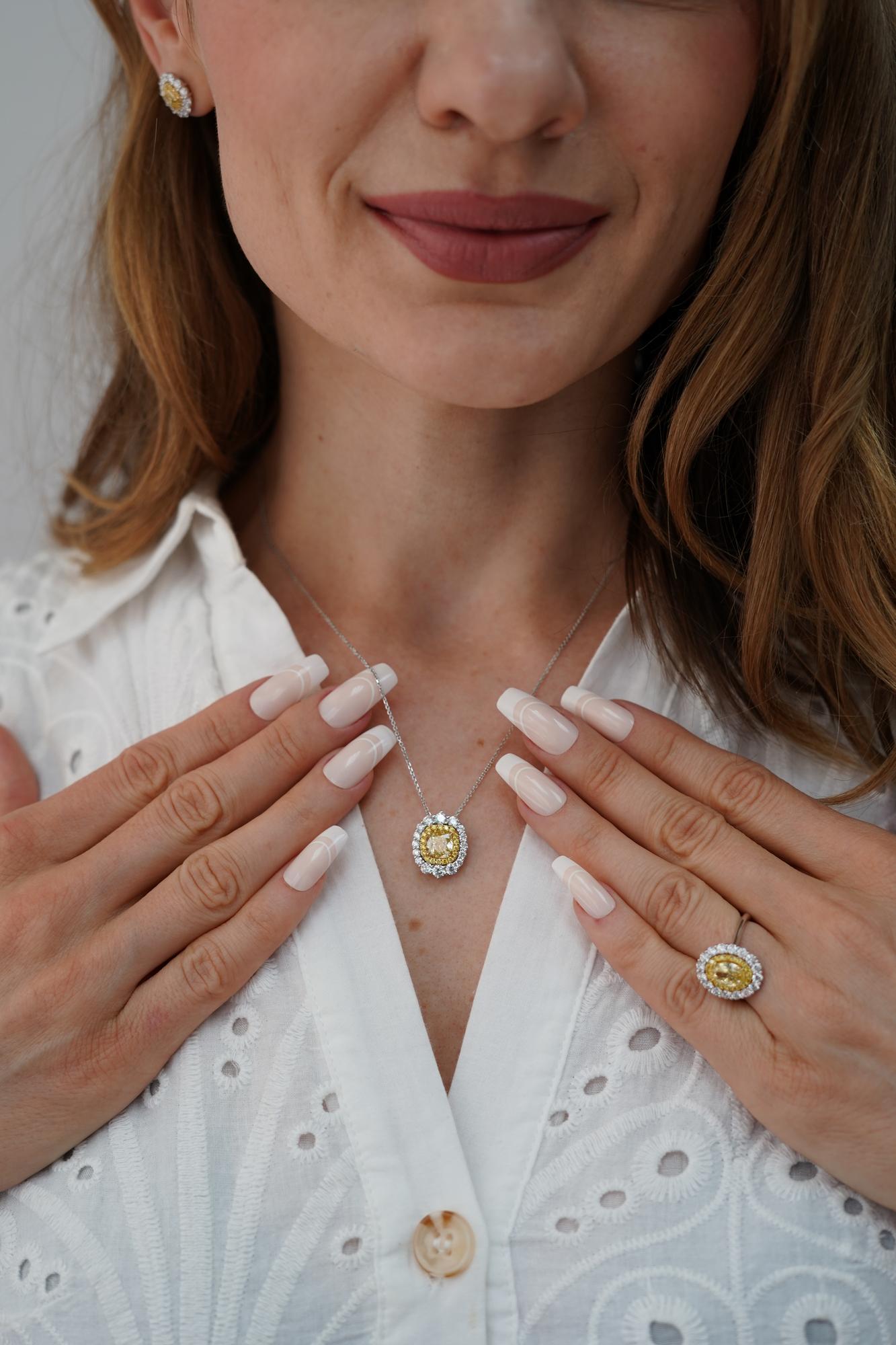 Taglio ovale Anello con doppio diamante ovale a raggiera da 1,01 carati, certificato GIA, di colore giallo intenso in vendita