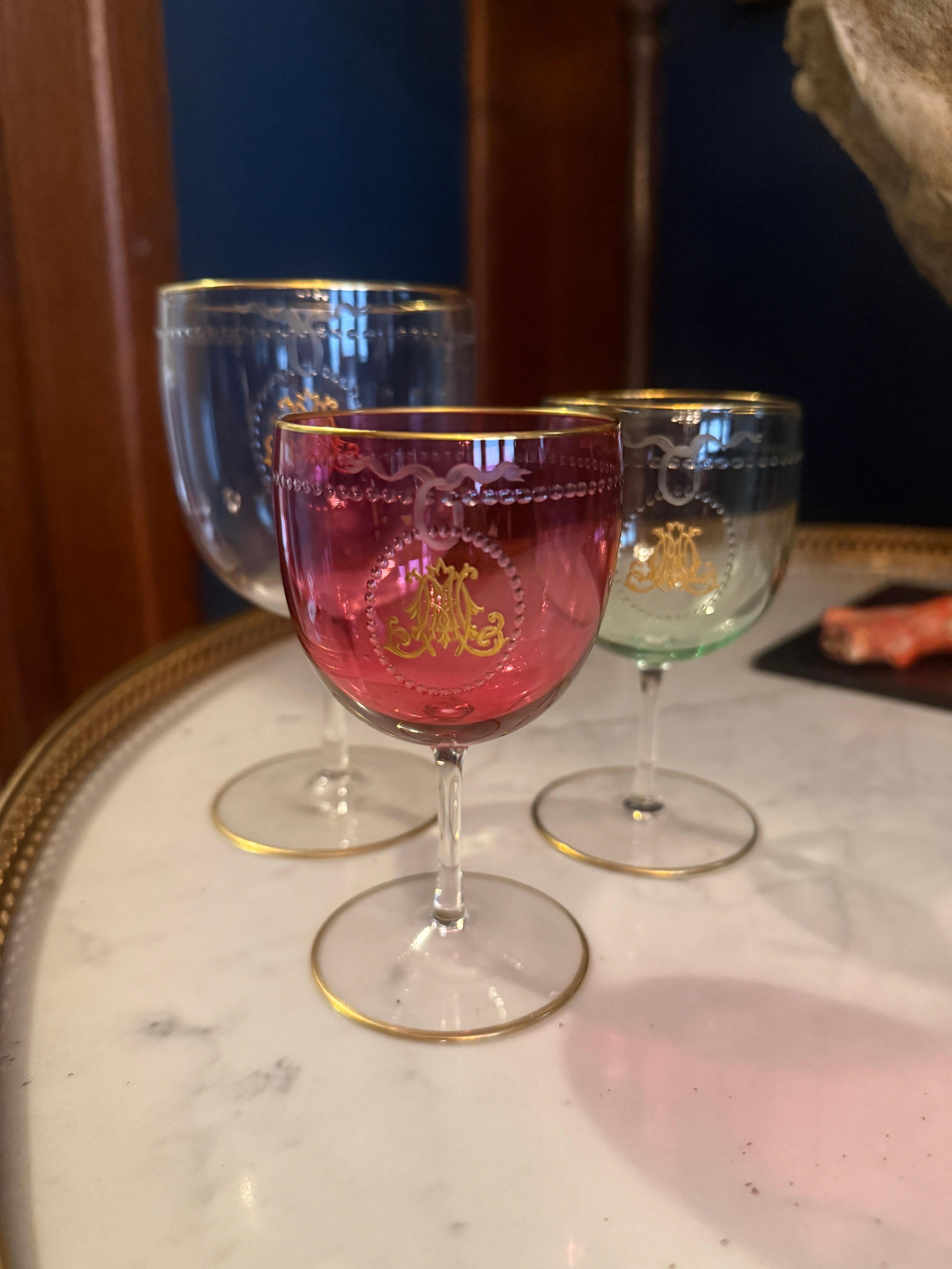 Un somptueux service en cristal du début du siècle, d'une qualité exceptionnelle, soufflé à la main et gravé à la roue, avec une bordure continue de festons perlés et une finition avec des bords, des bouchons et des bases dorés à la flamme. Chaque