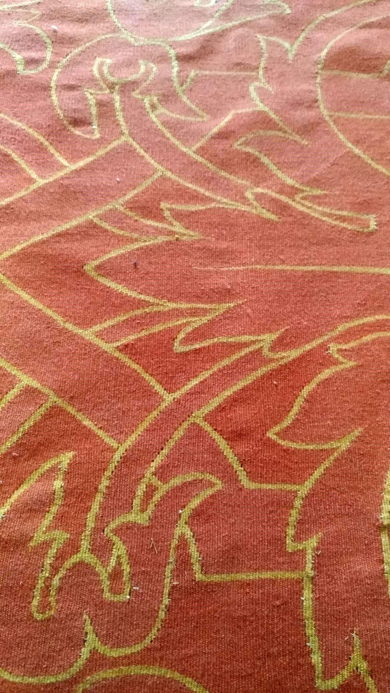 1010 - beau tapis français Aubusson du milieu du 20e siècle, avec un design Art Déco moderne, et de jolies couleurs entièrement tissé à la main avec de la laine sur une base de coton.