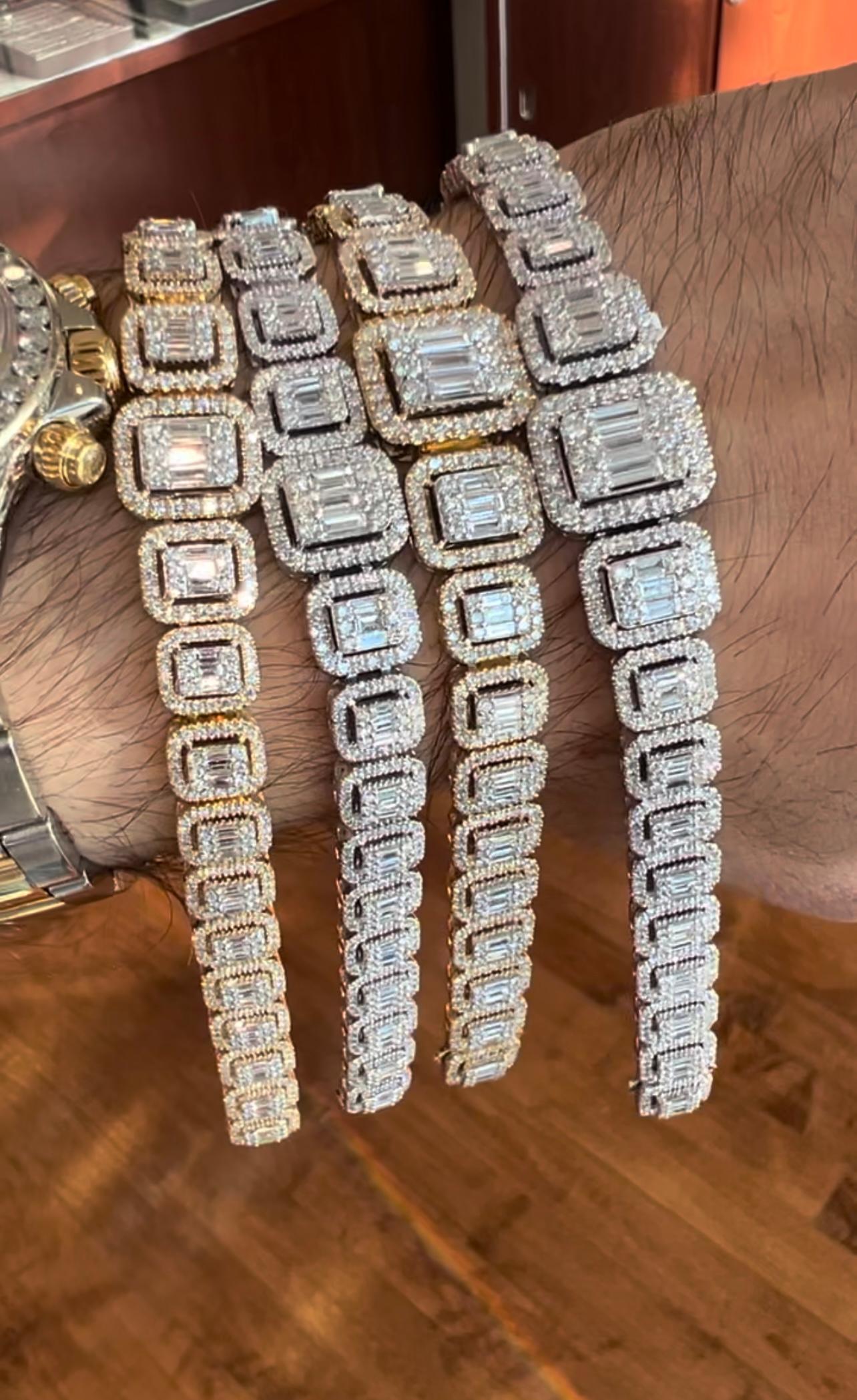 Le prix est pour le plus grand bracelet, car il y a deux tailles sur notre page. Merci de votre attention
Bracelet d'une sophistication remarquable et d'une élégance intemporelle, cette création exquise est sertie de 10,10 carats de diamants blancs,
