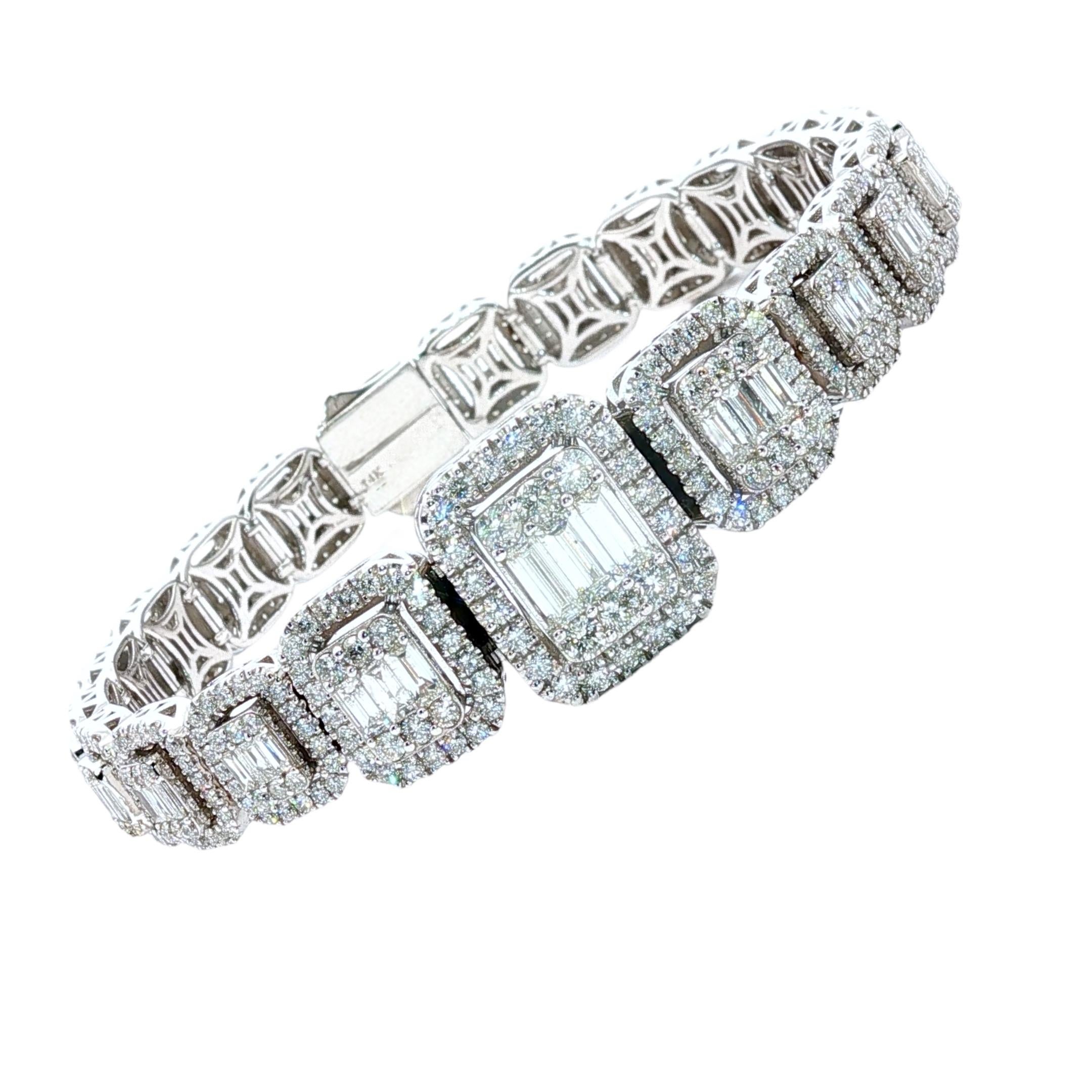 Moderne Bracelet Halo en or blanc 14K avec diamants baguettes et ronds de 10,10 carats, taille émeraude en vente