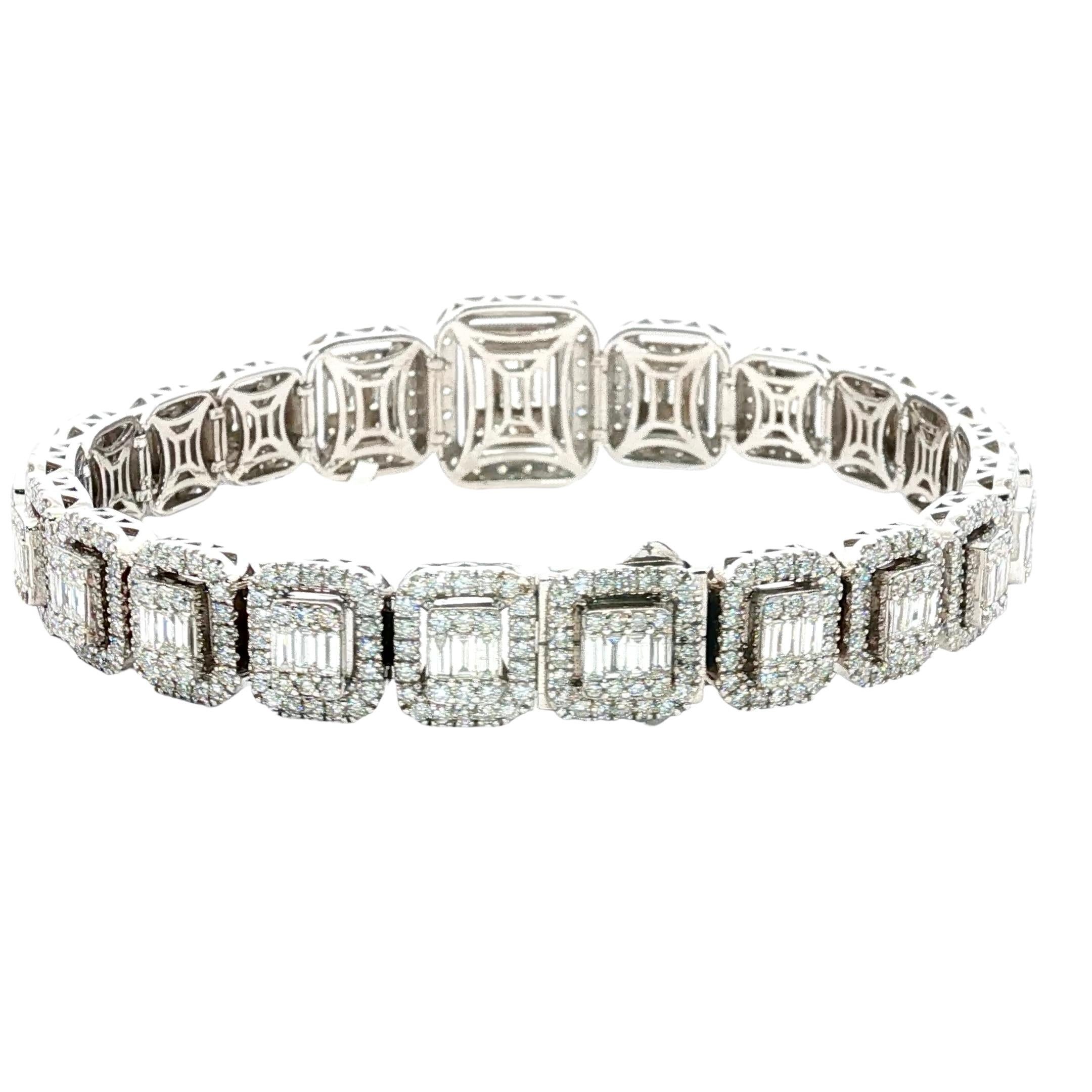 Taille émeraude Bracelet Halo en or blanc 14K avec diamants baguettes et ronds de 10,10 carats, taille émeraude en vente