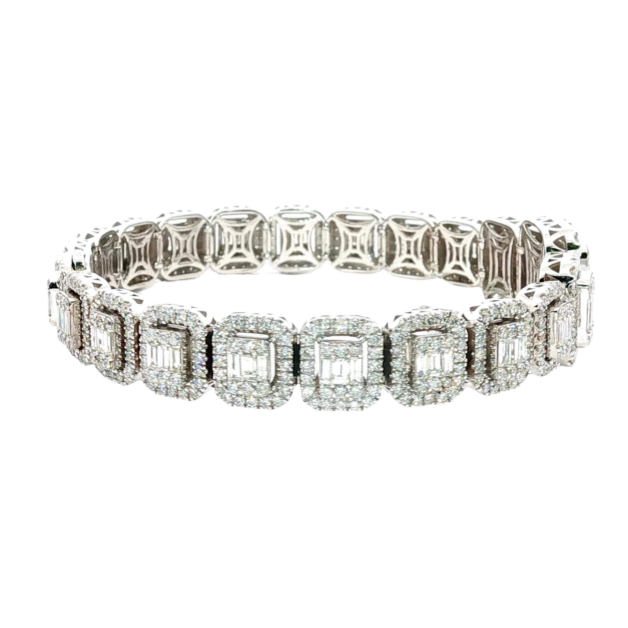 Bracelet Halo en or blanc 14K avec diamants baguettes et ronds de 10,10 carats, taille émeraude Neuf - En vente à Great Neck, NY