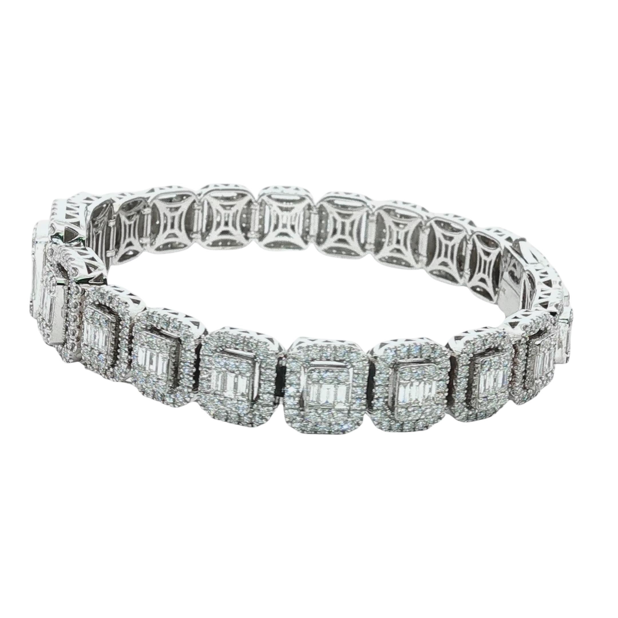 Bracelet Halo en or blanc 14K avec diamants baguettes et ronds de 10,10 carats, taille émeraude Pour femmes en vente