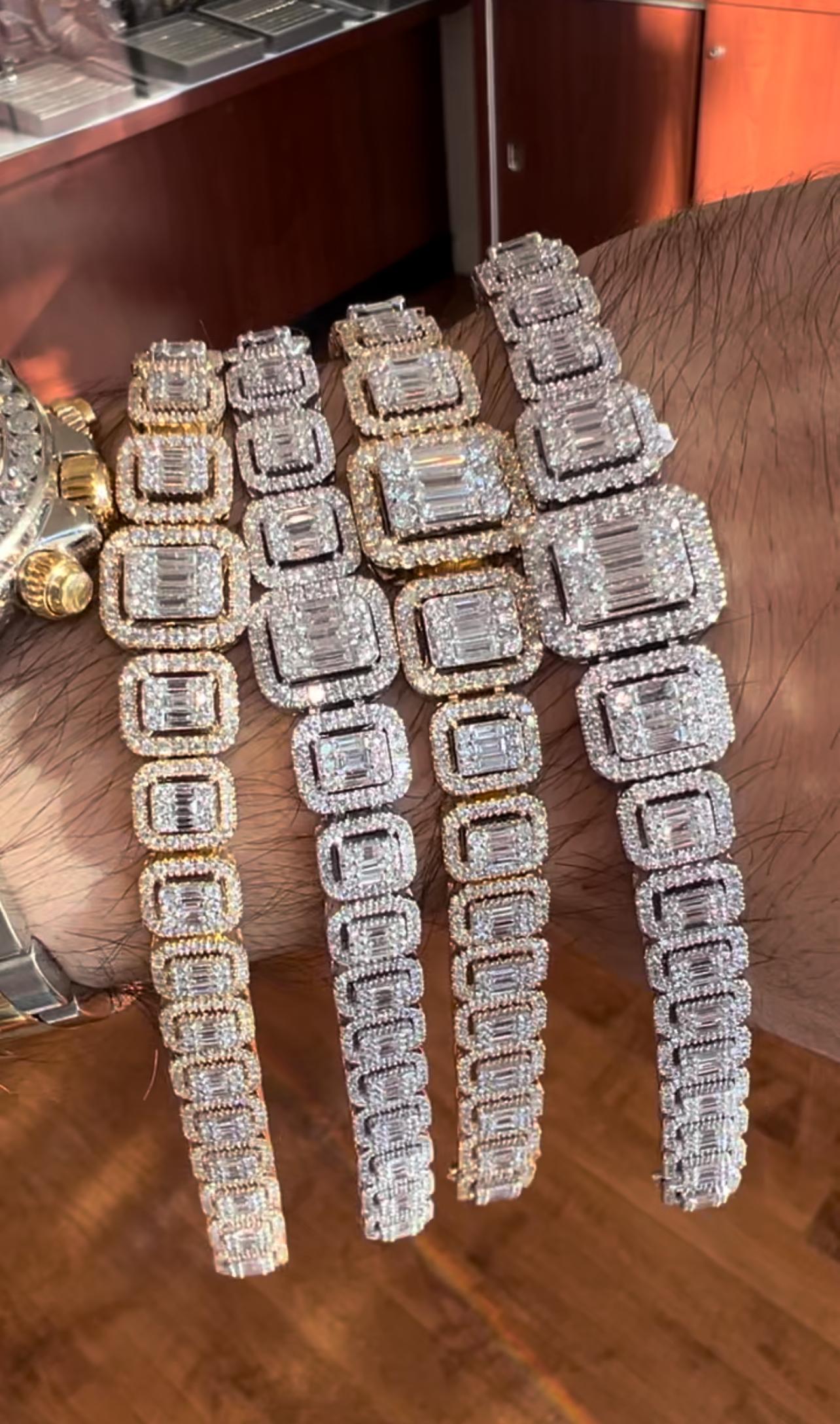Bracelet Halo en or blanc 14K avec diamants baguettes et ronds de 10,10 carats, taille émeraude en vente 2