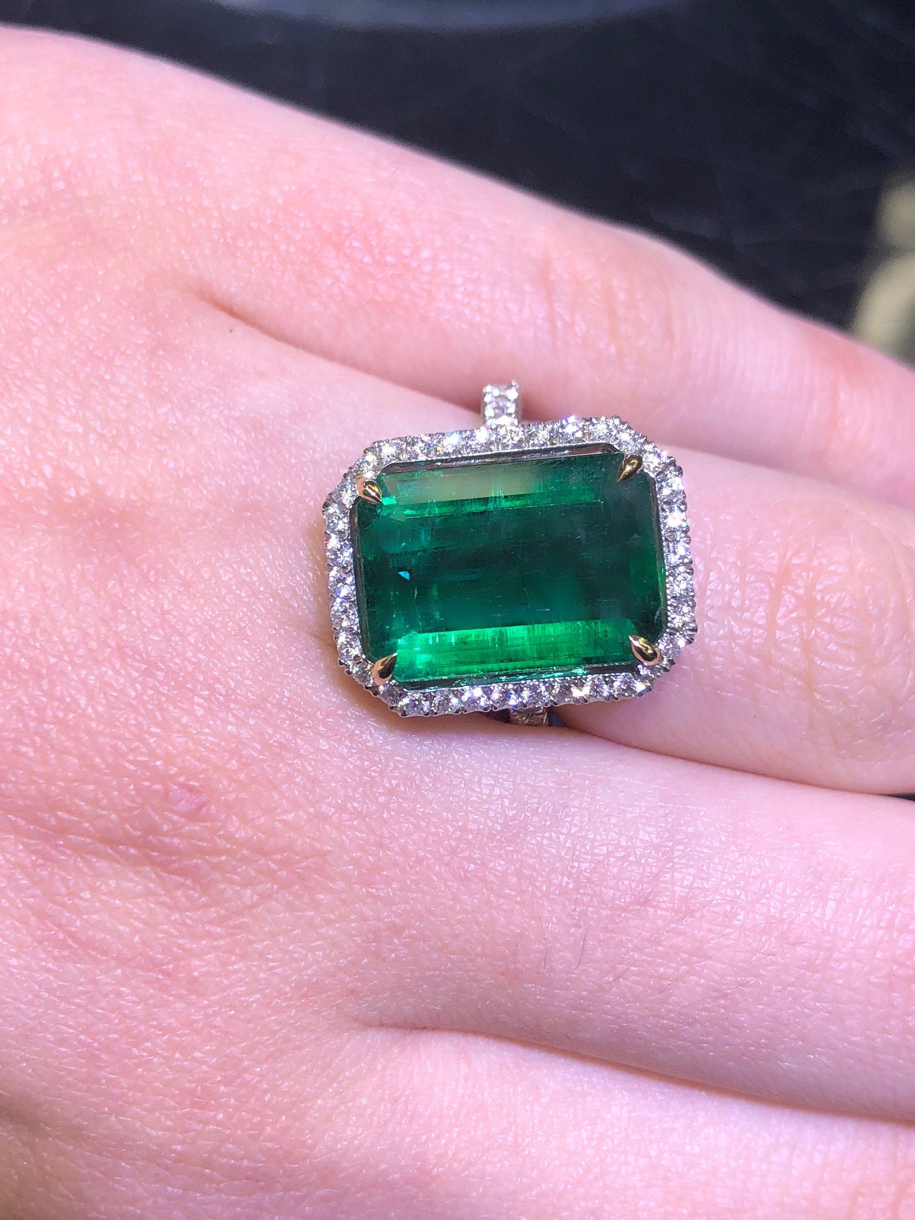 10.10 Carat Emerald Cut Green Emerald Ring In New Condition In New York, NY