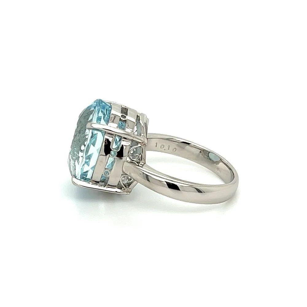 10.10 Carat Oval Aquamarine Vintage Platinum Ring Estate Fine Jewelry In Excellent Condition For Sale In Montreal, QC
