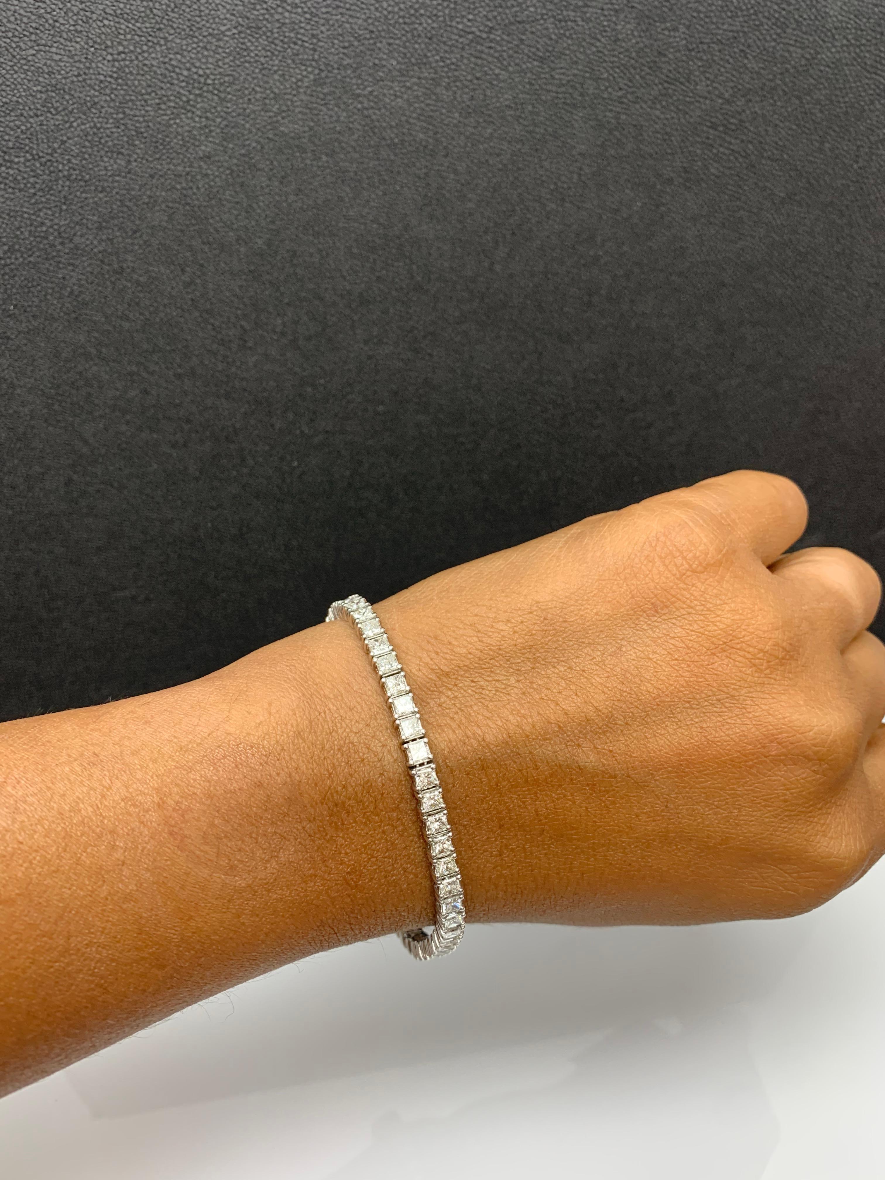 Ein klassisches Tennisarmband mit einer Reihe brillanter Diamanten im Prinzess-Schliff, gefasst in einer polierten Fassung aus 14 Karat Weißgold. 50 Diamanten wiegen insgesamt 10,10 Karat und sind GH Farbe, SI1 Klarheit.

Style ist in verschiedenen