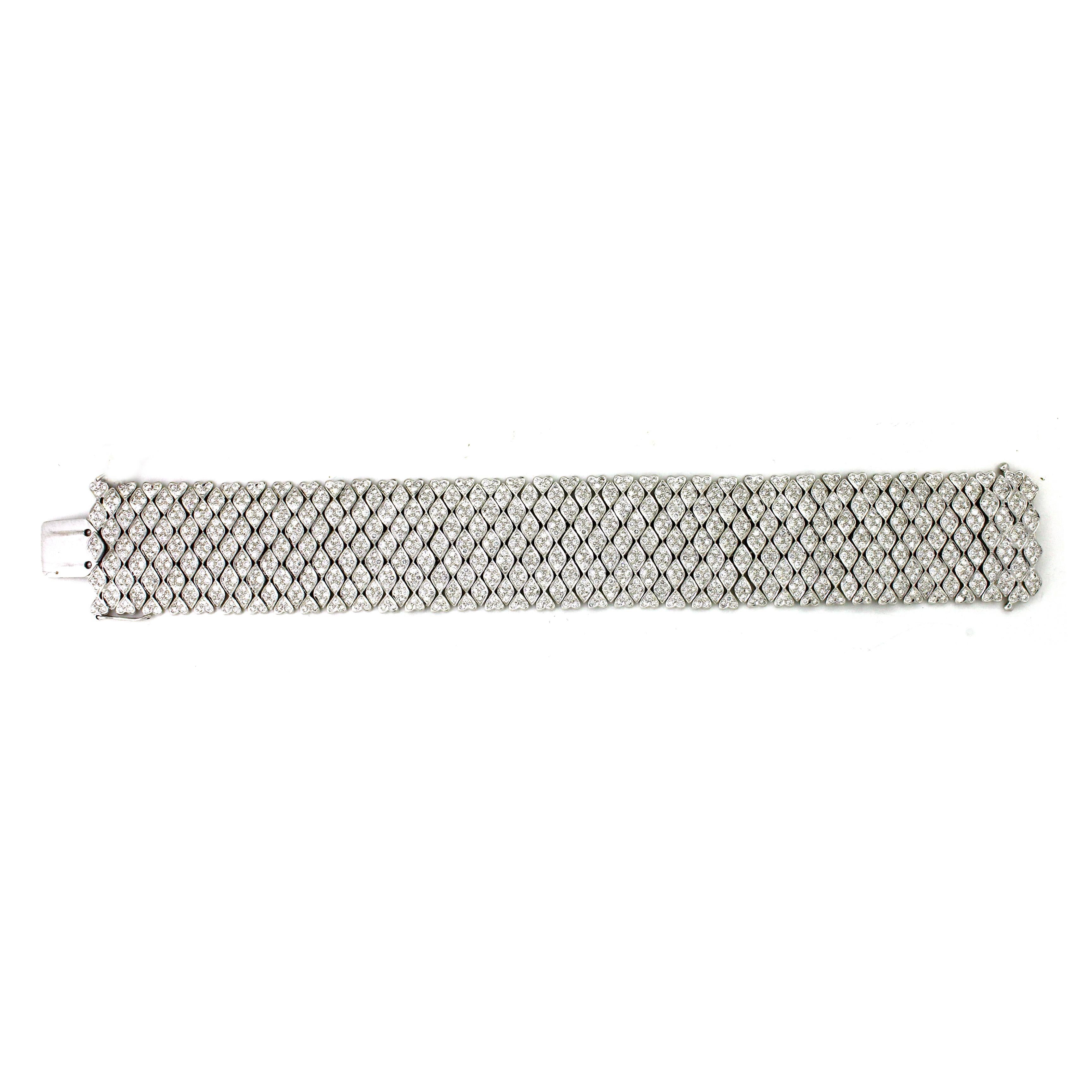 Ce bracelet à maillons exquis est un véritable témoignage de luxe et d'élégance. Fabriqué avec soin en or 18 carats, le bracelet affiche un poids substantiel de 45,3 grammes, garantissant une sensation de solidité et d'opulence au poignet. Ce