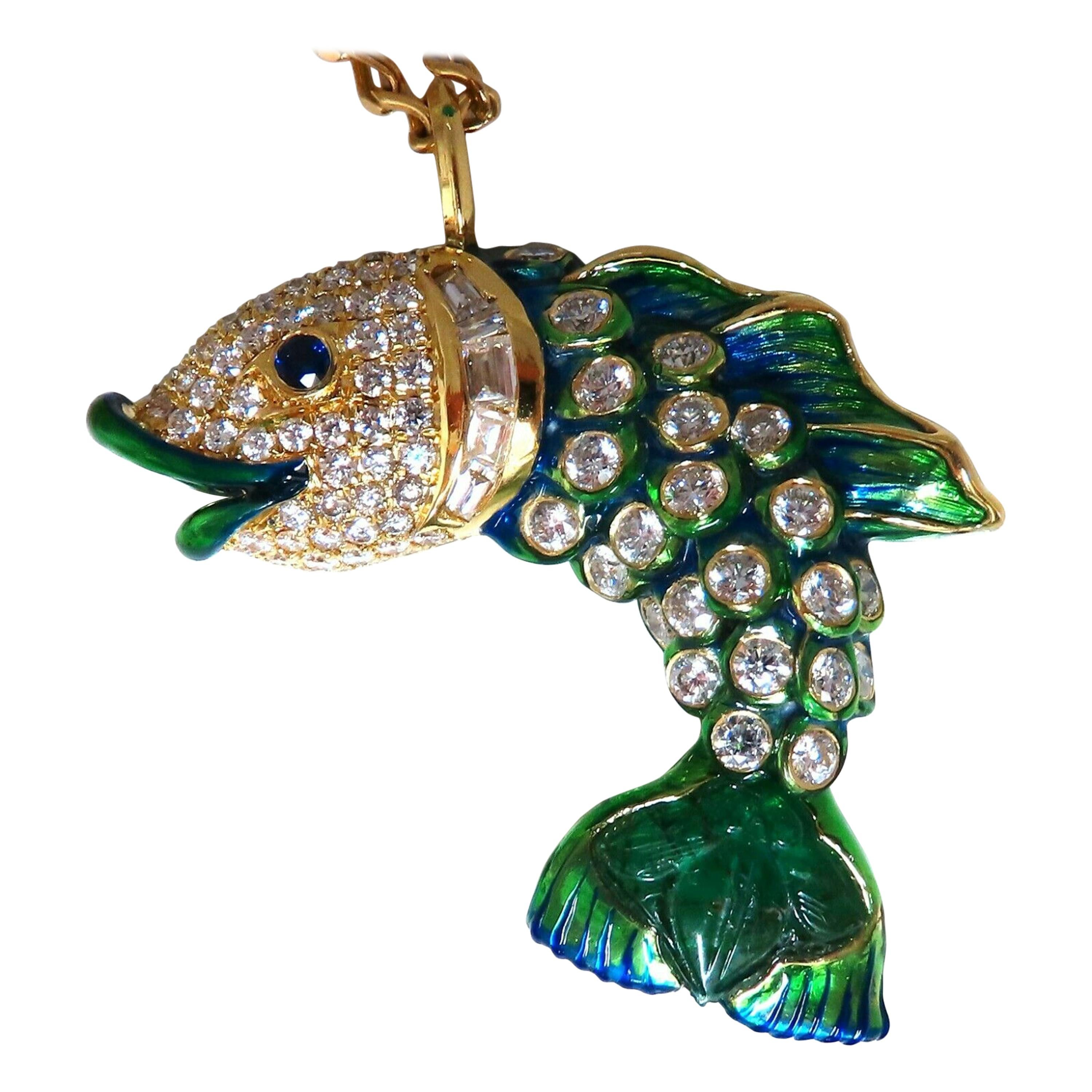 Pendentif poisson en émail 18 carats avec saphirs naturels, émeraudes et diamants de 10,12 carats en vente