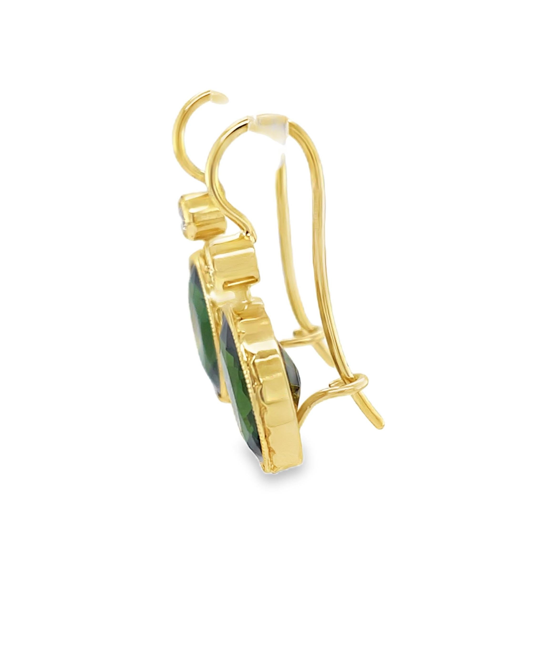 Artigiano Orecchini con tormalina verde e diamanti da 10,12 carati totali in oro 18 ct. in vendita