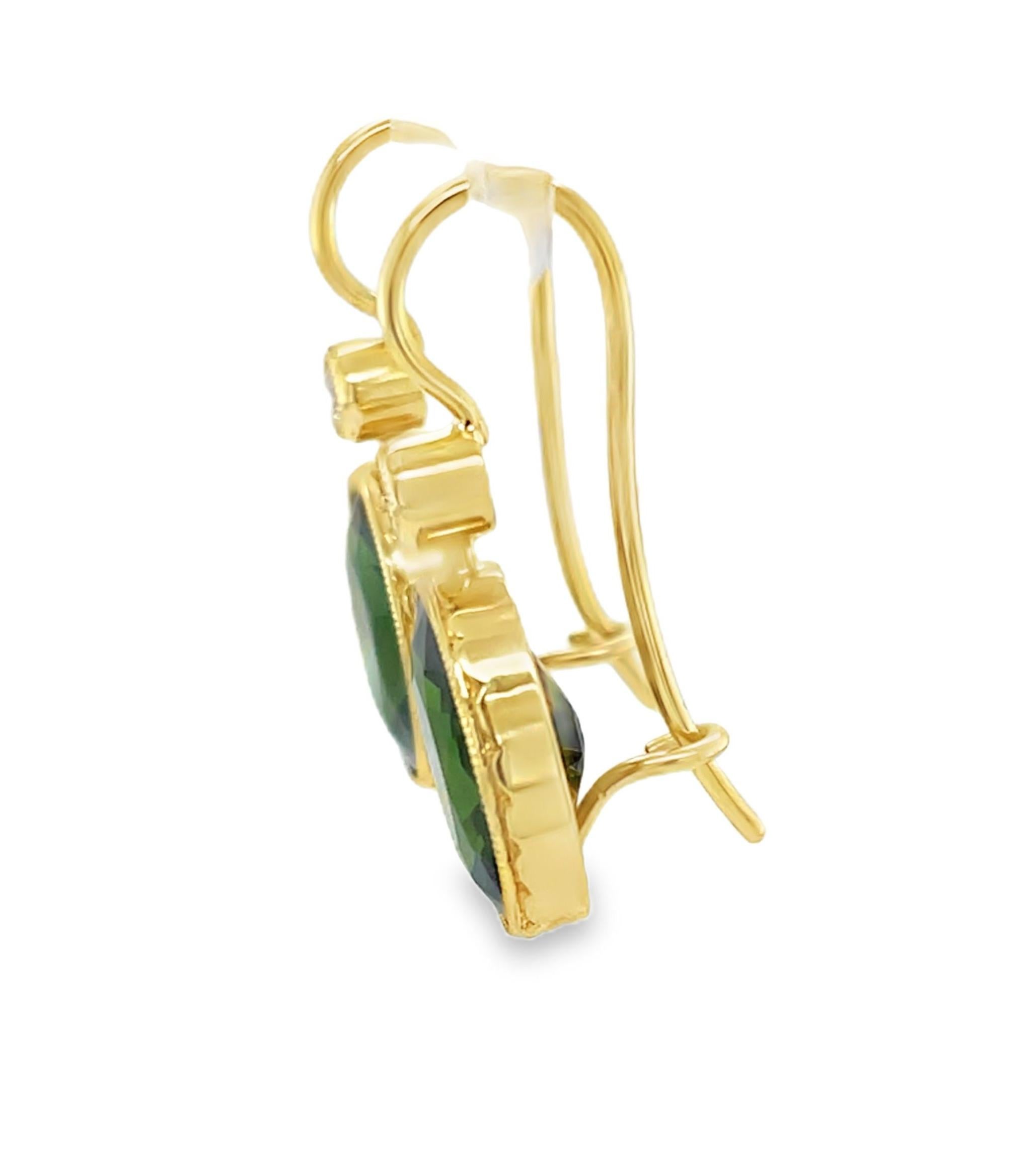 Taglio ovale Orecchini con tormalina verde e diamanti da 10,12 carati totali in oro 18 ct. in vendita