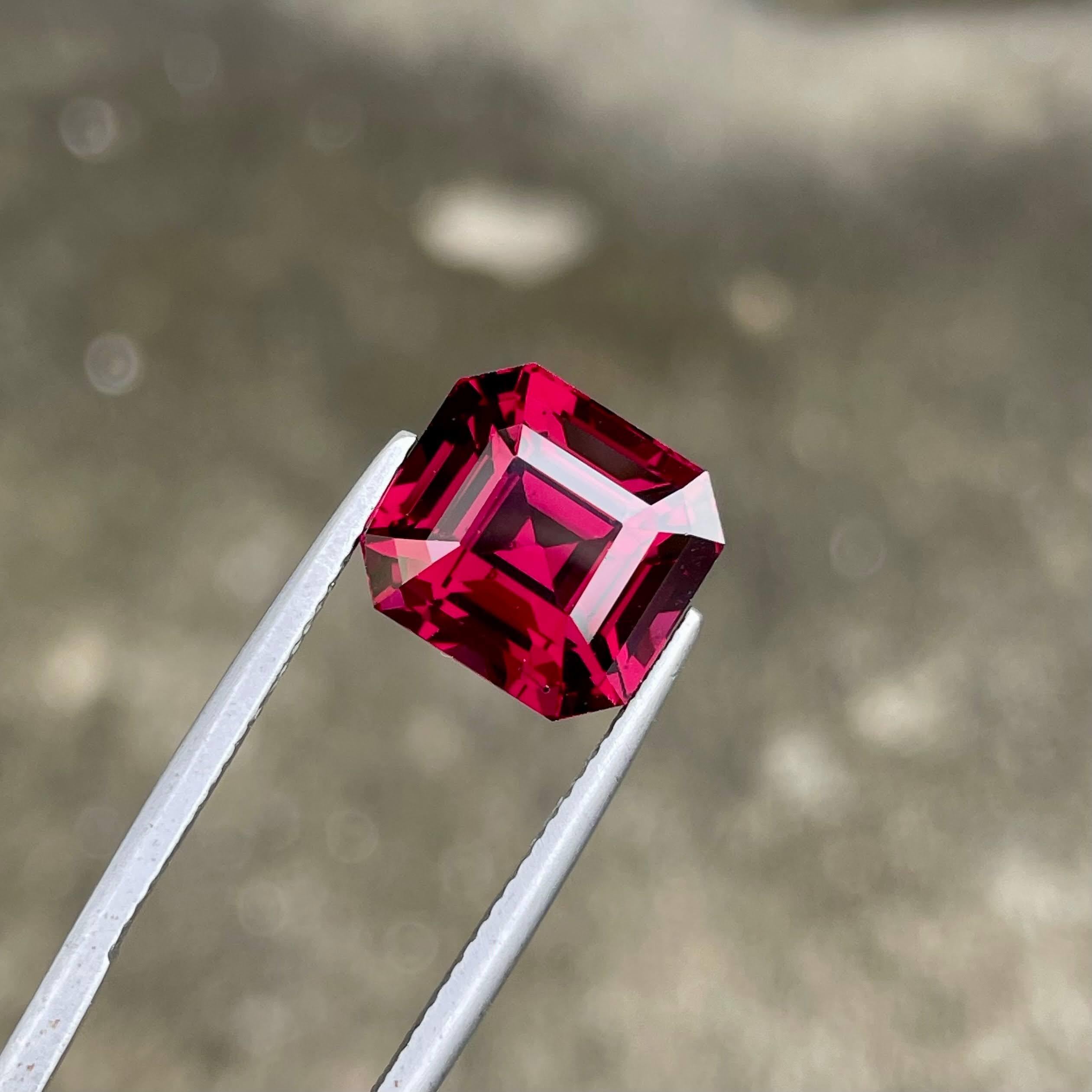 Moderne 10.12 carats Fine Red Garnet Emerald Cut Natural African Gemstone (grenat rouge taillé en émeraude) en vente