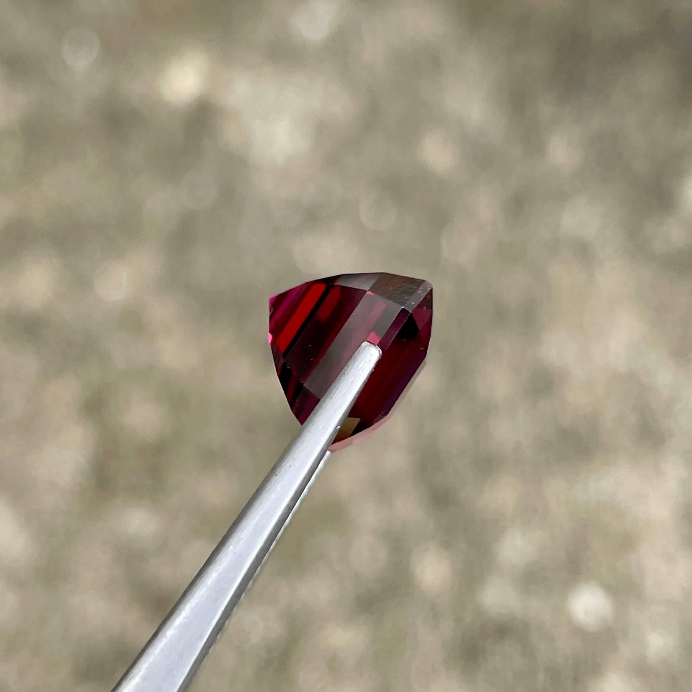 Taille émeraude 10.12 carats Fine Red Garnet Emerald Cut Natural African Gemstone (grenat rouge taillé en émeraude) en vente