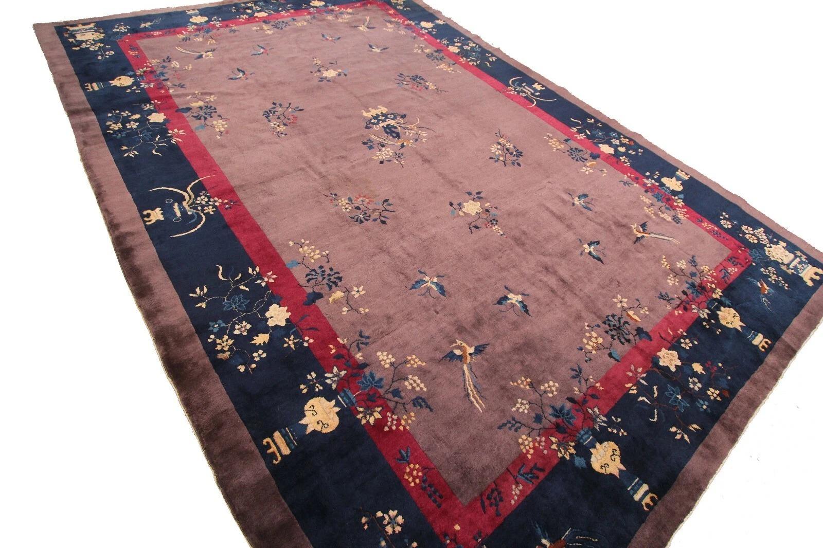 Questo antico tappeto cinese Walter Nichols Arts, risalente al 1920 circa, presenta una straordinaria composizione di farfalle, uccelli, vasi floreali e suggestivi cambiamenti di colore caratteristici della migliore tessitura Art Deco. Realizzata in