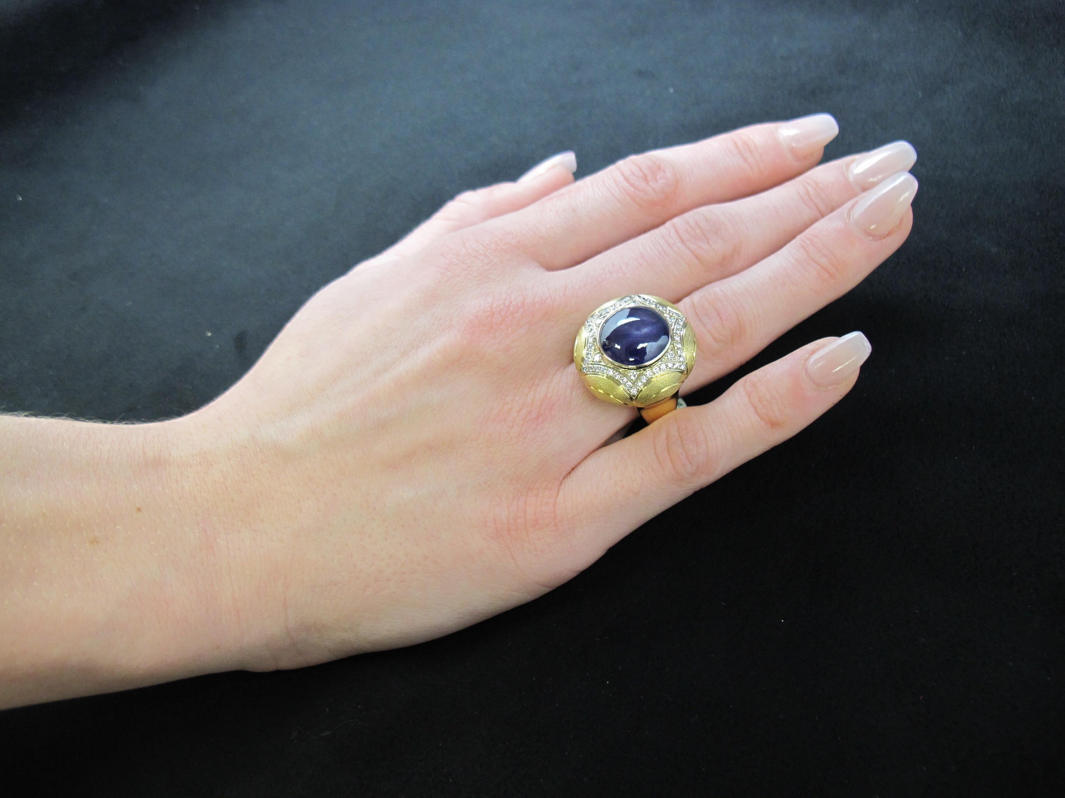 Bague faite à la main en or jaune 18 carats avec saphir étoilé violet de 10 carats et diamants pavés en vente 7