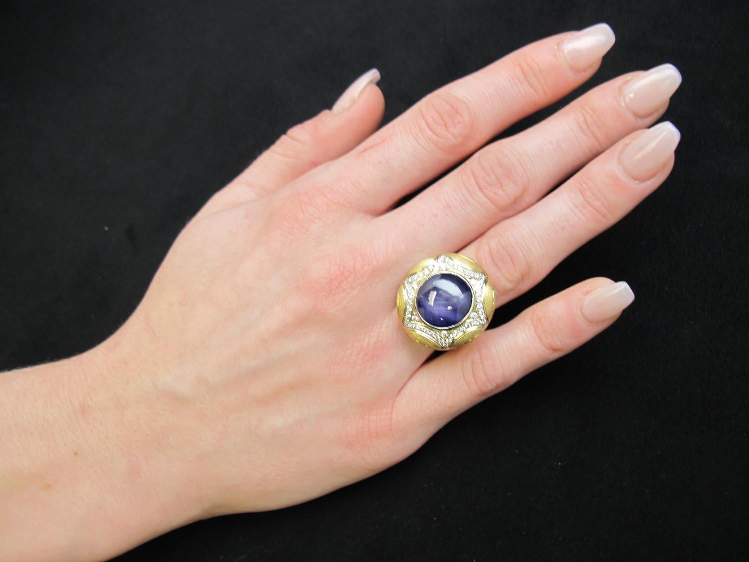 Bague faite à la main en or jaune 18 carats avec saphir étoilé violet de 10 carats et diamants pavés en vente 8