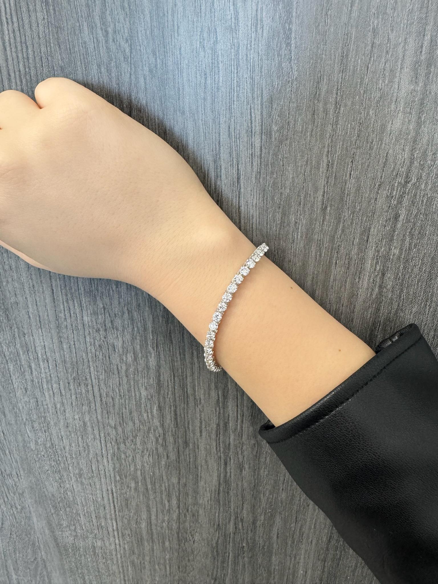 Dieses elegante 3-Zacken-Diamant-Tennisarmband mit Zacken im Martini-Stil ist perfekt für zierliche Stylisten und klassische Looks. Er strahlt ein Maximum an Brillanz aus und lässt sich perfekt mit anderen Armbändern kombinieren oder allein