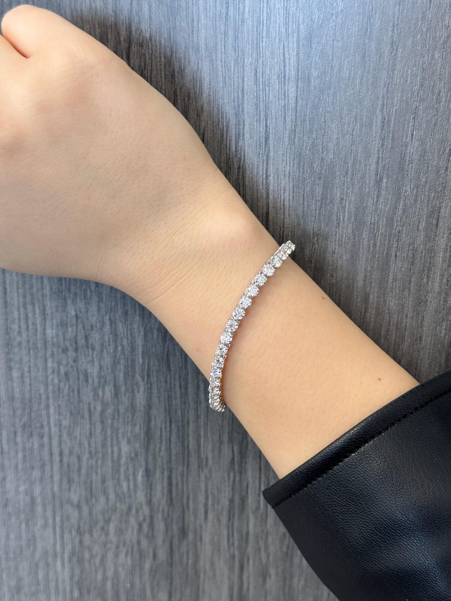 10,15CT 3 Zacken natürliches Diamant-Tennisarmband aus 14K Weißgold (Rundschliff) im Angebot