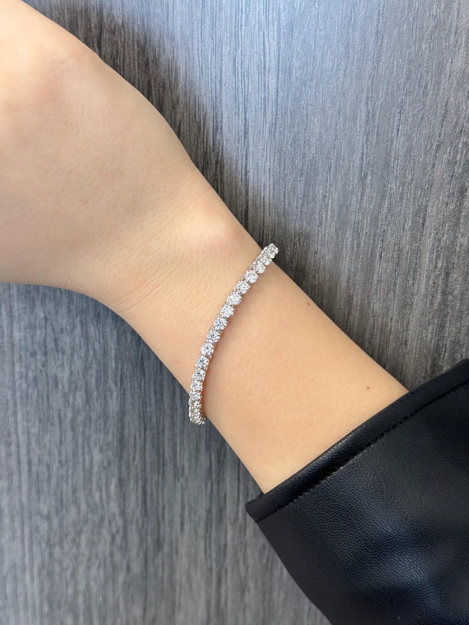 10,15CT 3 Zacken natürliches Diamant-Tennisarmband aus 14K Weißgold im Zustand „Neu“ im Angebot in Miami, FL