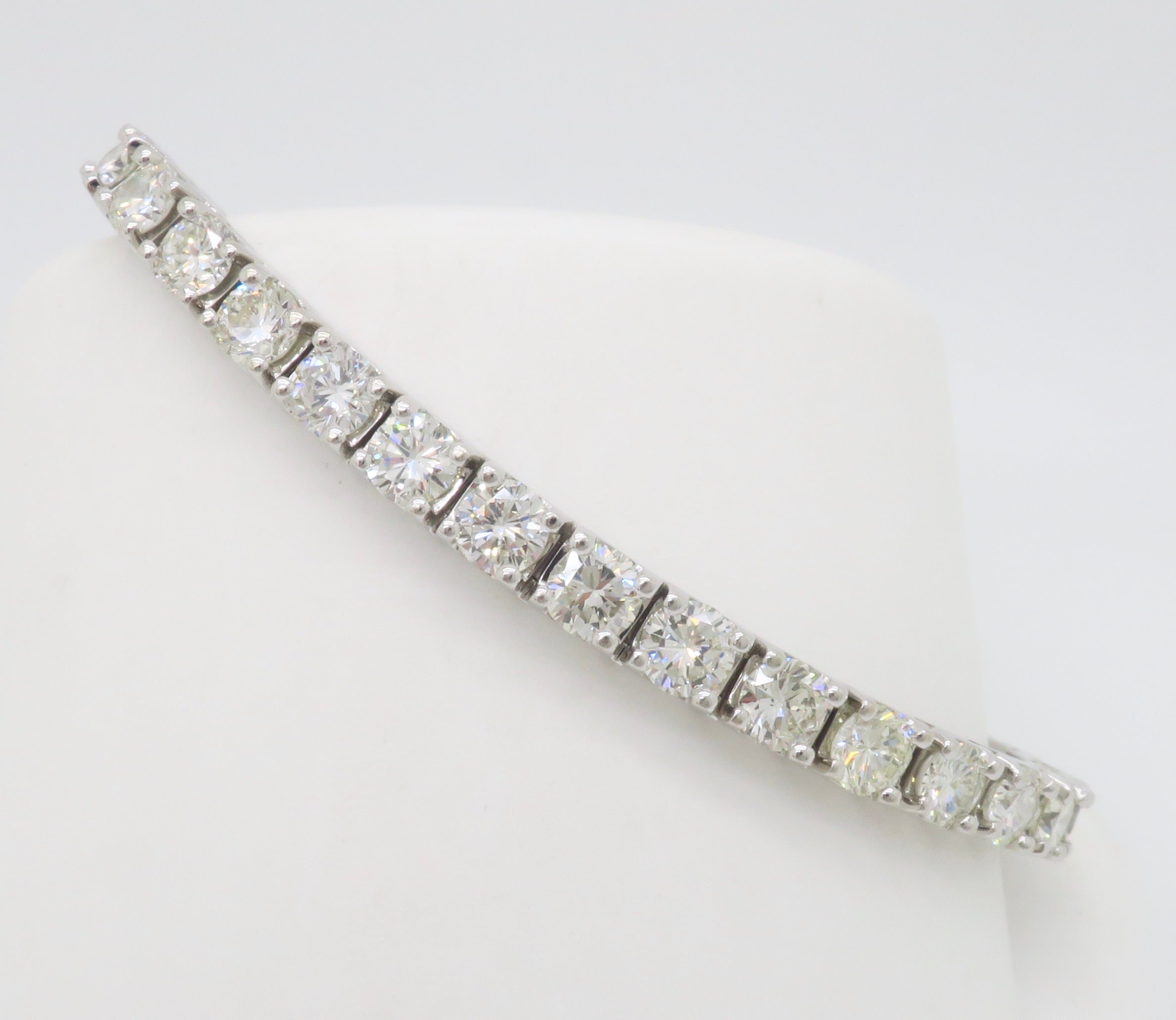 Absolutely stunning 10.15CTW Diamond tennis bracelet. 

Diamond Carat Weight: 10.15CTW
Diamond Cut: Round Brilliant Cut 
Color: H-I
Clarity: VS1-SI2
Metal: 14K White Gold
Marked/Tested: Stamped 