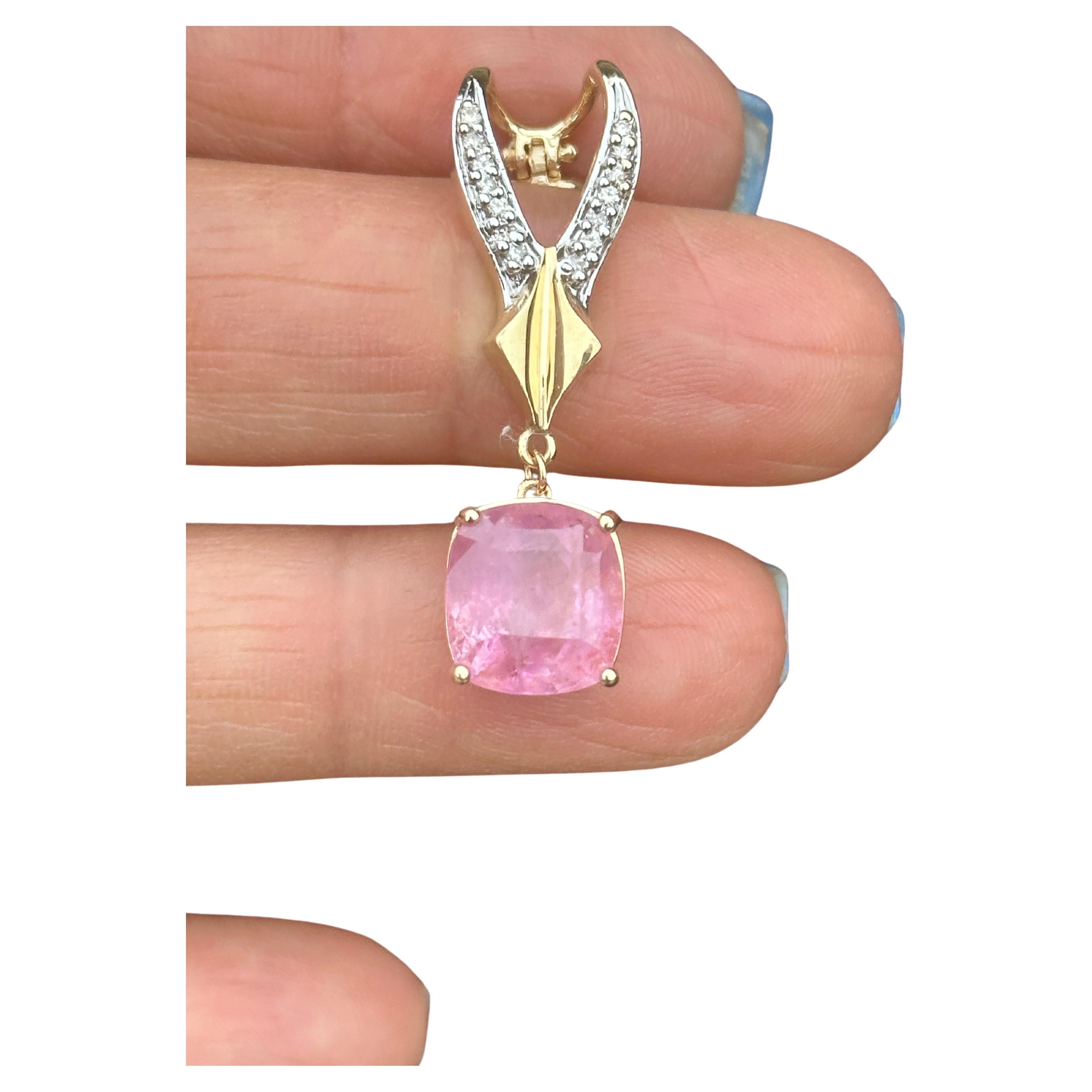 Lo splendido zaffiro Nature è incastonato in una montatura a quattro punte che cattura il suo colore rosa. La lunghezza del ciondolo è di 1,5 pollici, con quattordici diamanti rotondi incastonati.

Lo zaffiro rosa misura 11,53-10,85 x 6,50 mm e pesa