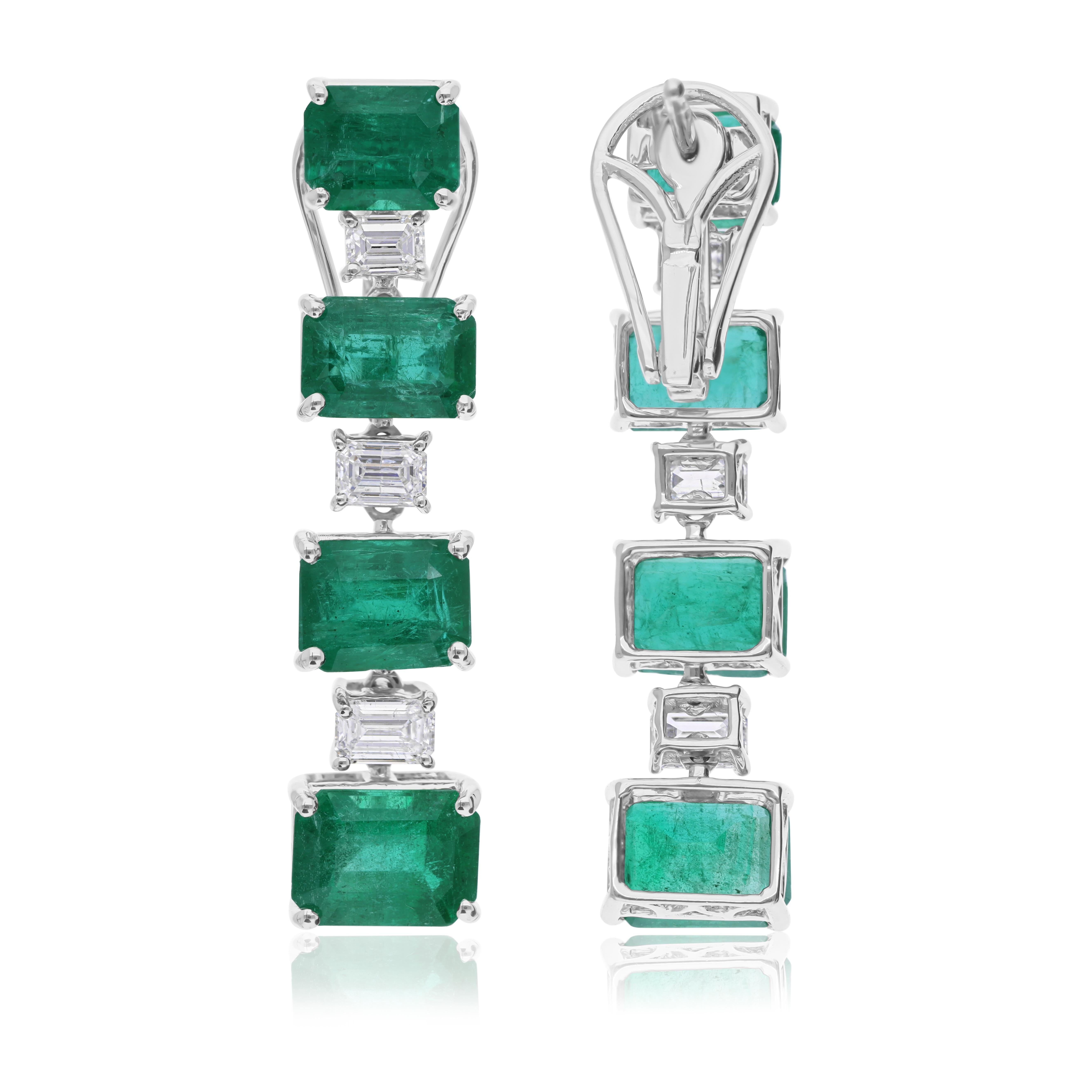 Fusi in oro a 18 carati, questi squisiti orecchini sono impreziositi da uno smeraldo dello Zambia da 10,16 carati e da 1,13 carati di diamanti scintillanti.

Segui la vetrina di Spectrum Jewels per vedere le ultime collezioni e i pezzi esclusivi.