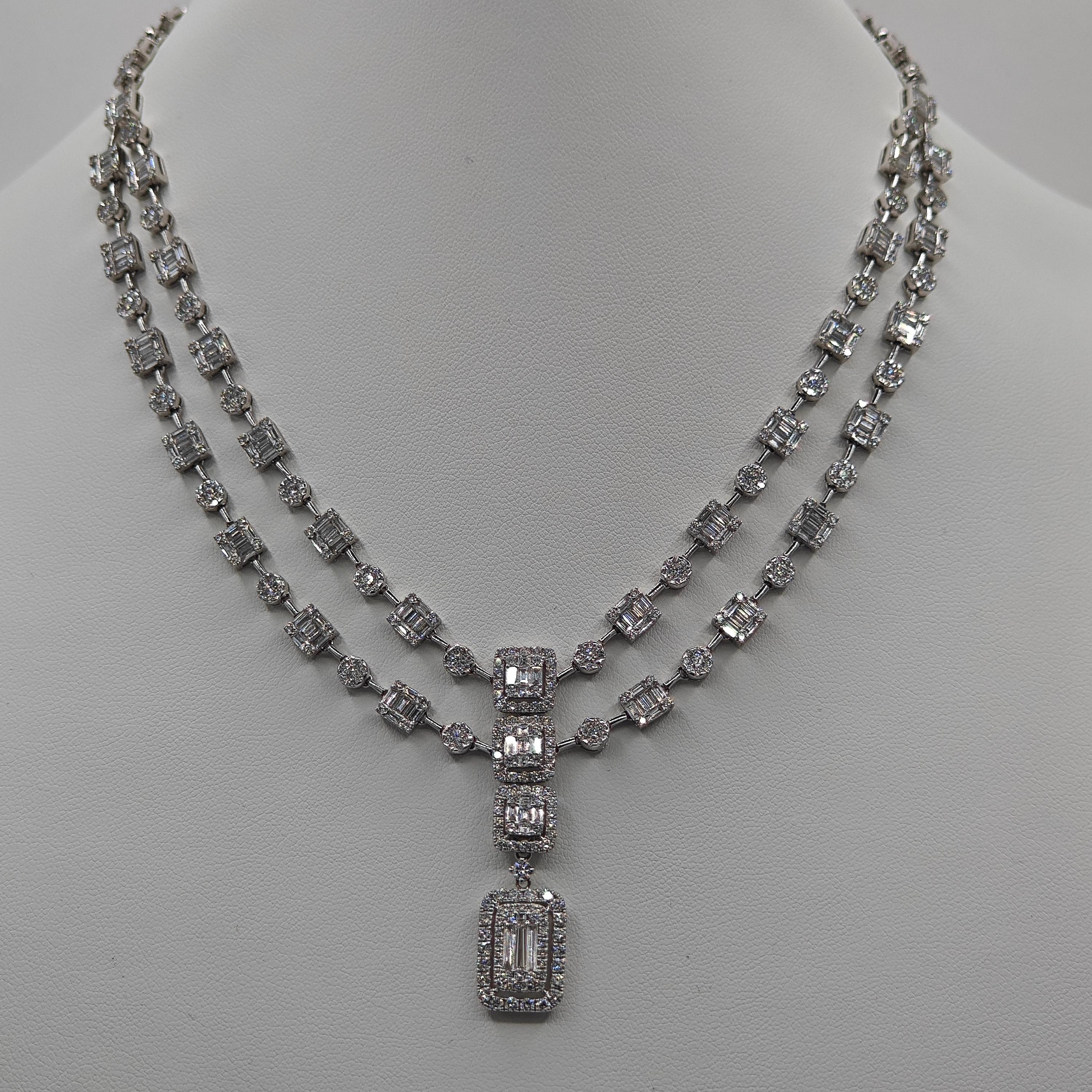 644 diamanti tondi bianchi: 7,63 Carati
310 Diamanti Baguette: 6,66 Carati
Metallo: Oro bianco 18 carati, 41,76 grammi
