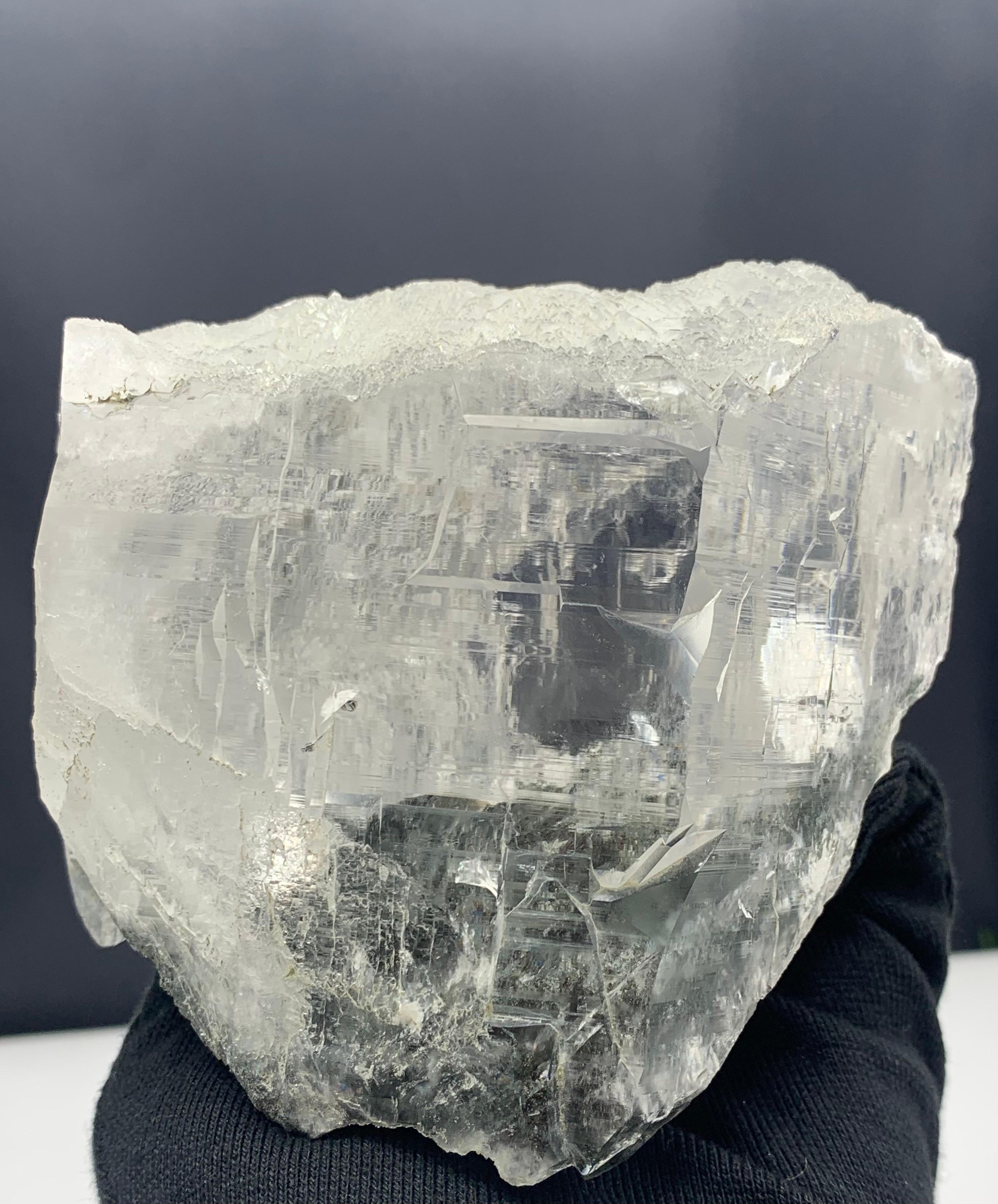 1017.03 Gram Gigantic Quartz Crystal From Skardu, Pakistan  In Good Condition For Sale In Peshawar, PK