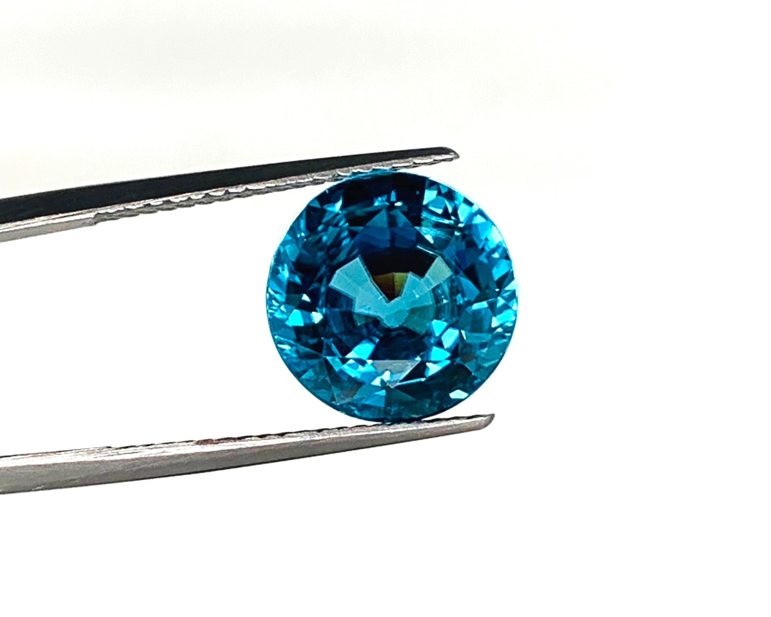 10.18 Carat Round Blue Zircon, Unset Loose Gemstone   For Sale 3
