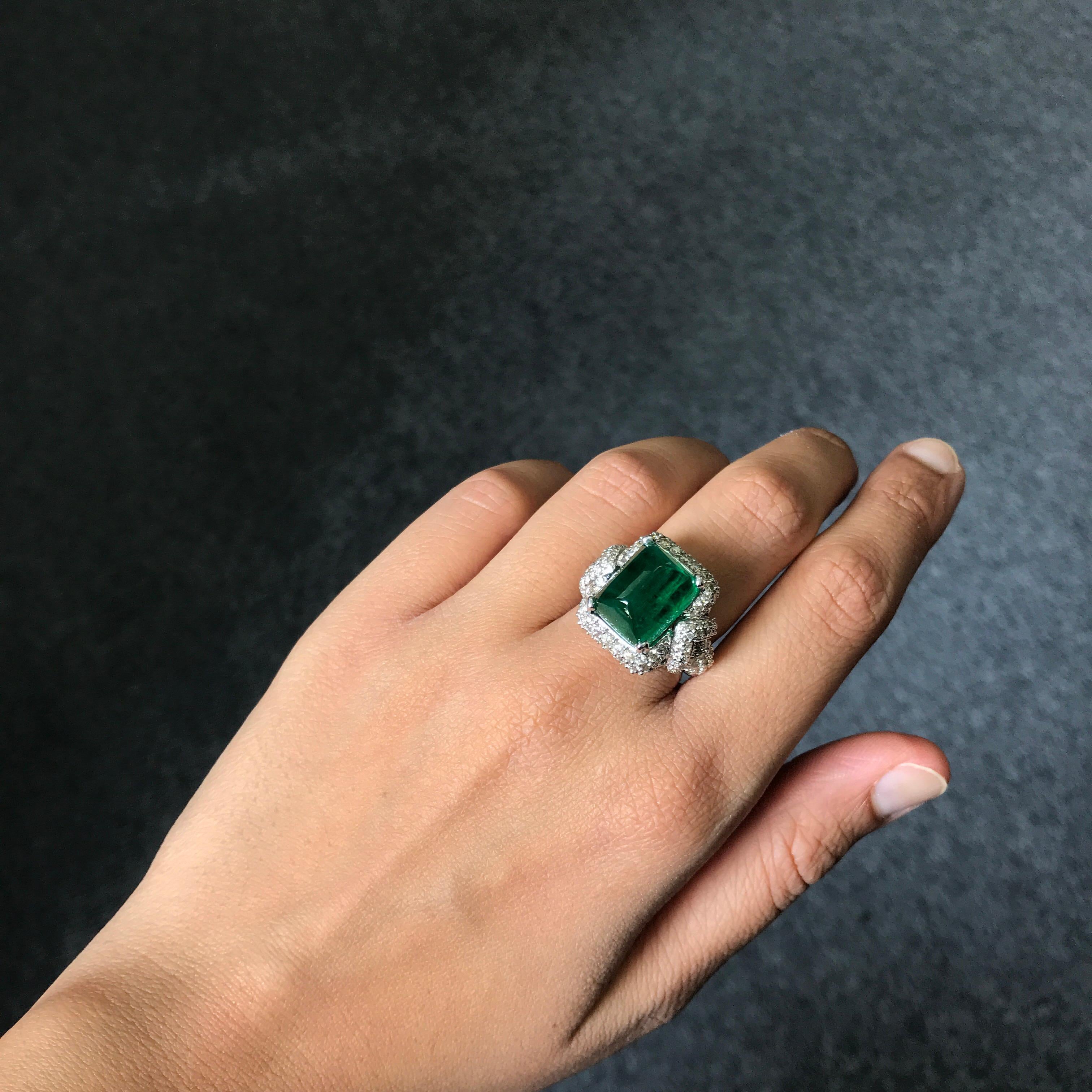 10.18 Carat Sugarloaf Emerald and Diamond Cocktail Ring In New Condition In Bangkok, Thailand
