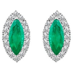 10,18 Karat schwere Ohrringe mit smaragdförmigen Diamanten aus Sambia und Diamant-Halo-Fassung aus 18 Karat Weißgold