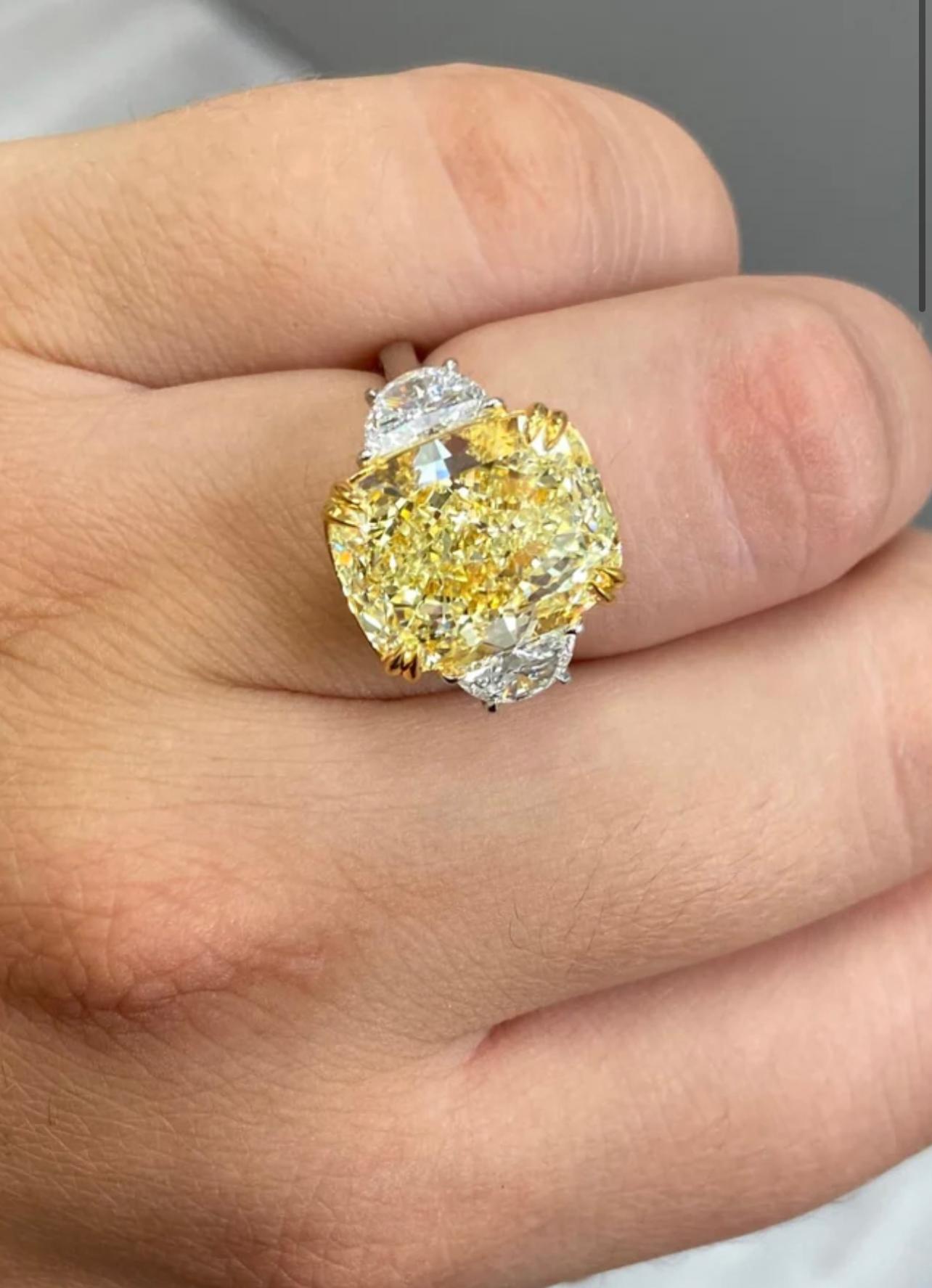 Magnifique diamant coussin de 10 carats de couleur jaune naturelle, façonné par des experts, plein de vie, de feu et d'éclat.
Nous sommes face à un jaune fantaisie
Excellentes mesures pour une pierre de 10ct
Serti en platine et or jaune 18 carats de