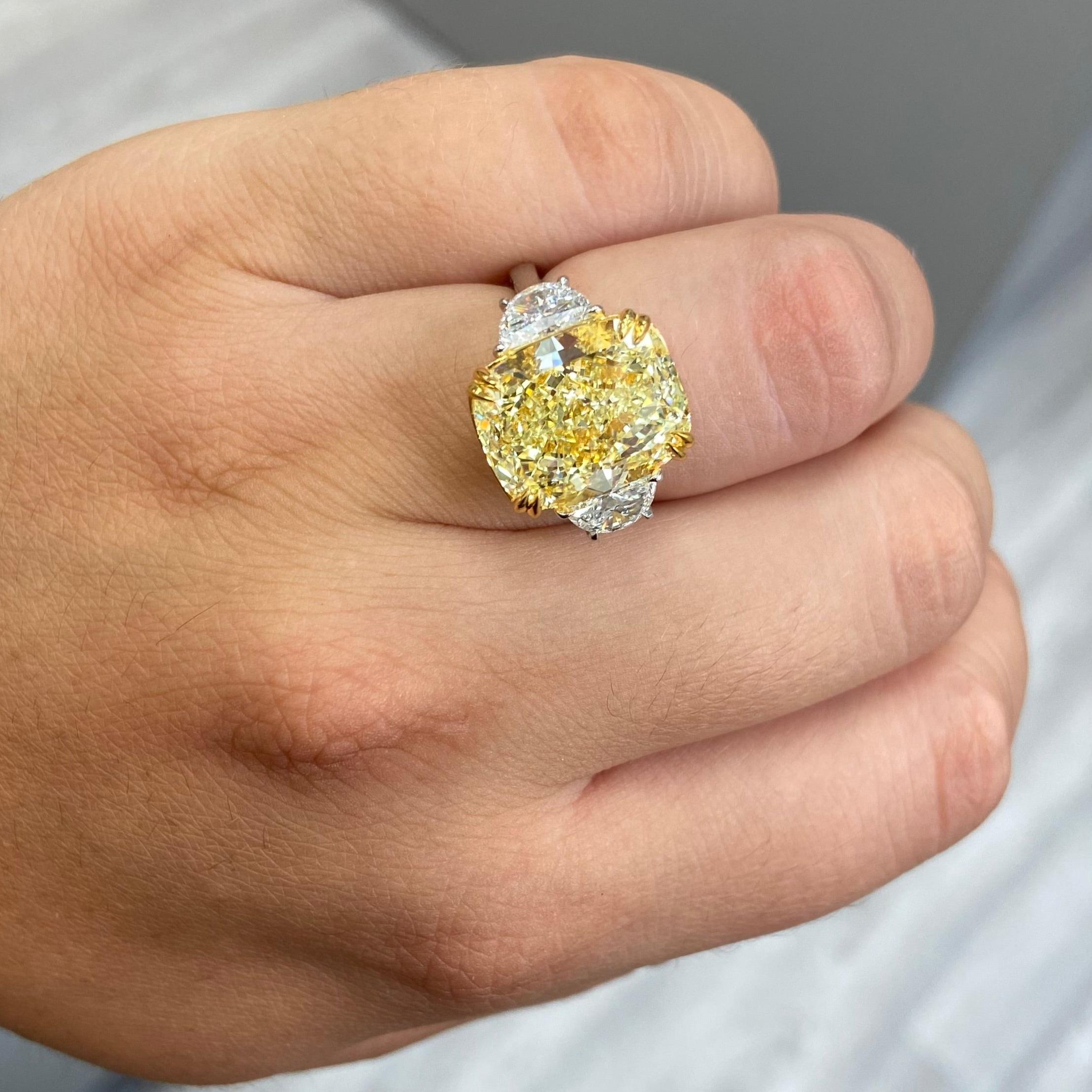 Anillo de diamantes en cojín amarillo claro fantasía GIA de 10 quilates - Colores raros Corte cojín