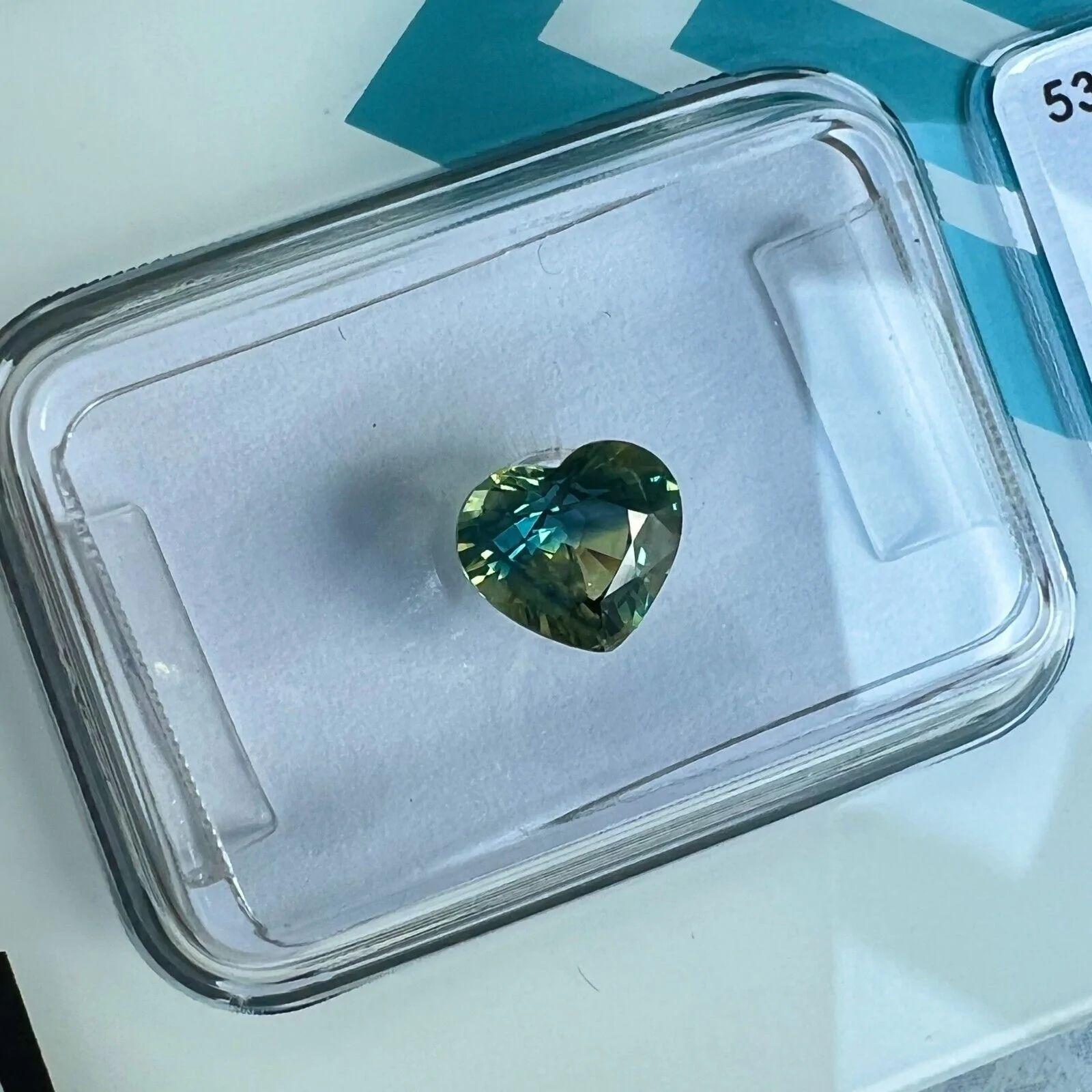 1,01ct Bi Farbe Blau Grün Australischer Saphir No Heat Heart Cut IGI Zertifiziert

Natürlicher australischer zweifarbiger blauer/grünlich gelber Saphir.
1,01 Karat mit einem einzigartigen blau/grünlich-gelben Bi-Color-Effekt, sehr selten und