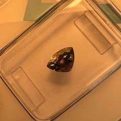 Saphir 1,01 carat couleur changeante rose vert bleu non chauffé taille triangulaire certifiée IGI