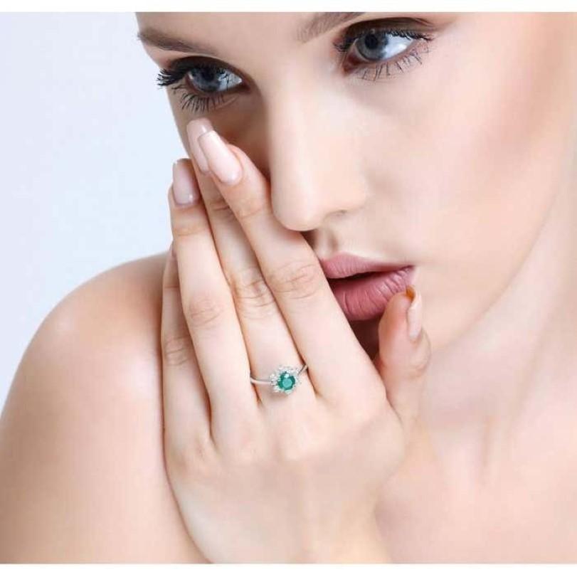 1.01 Karat Smaragd- und Diamant-Cluster-Ring im Angebot 2