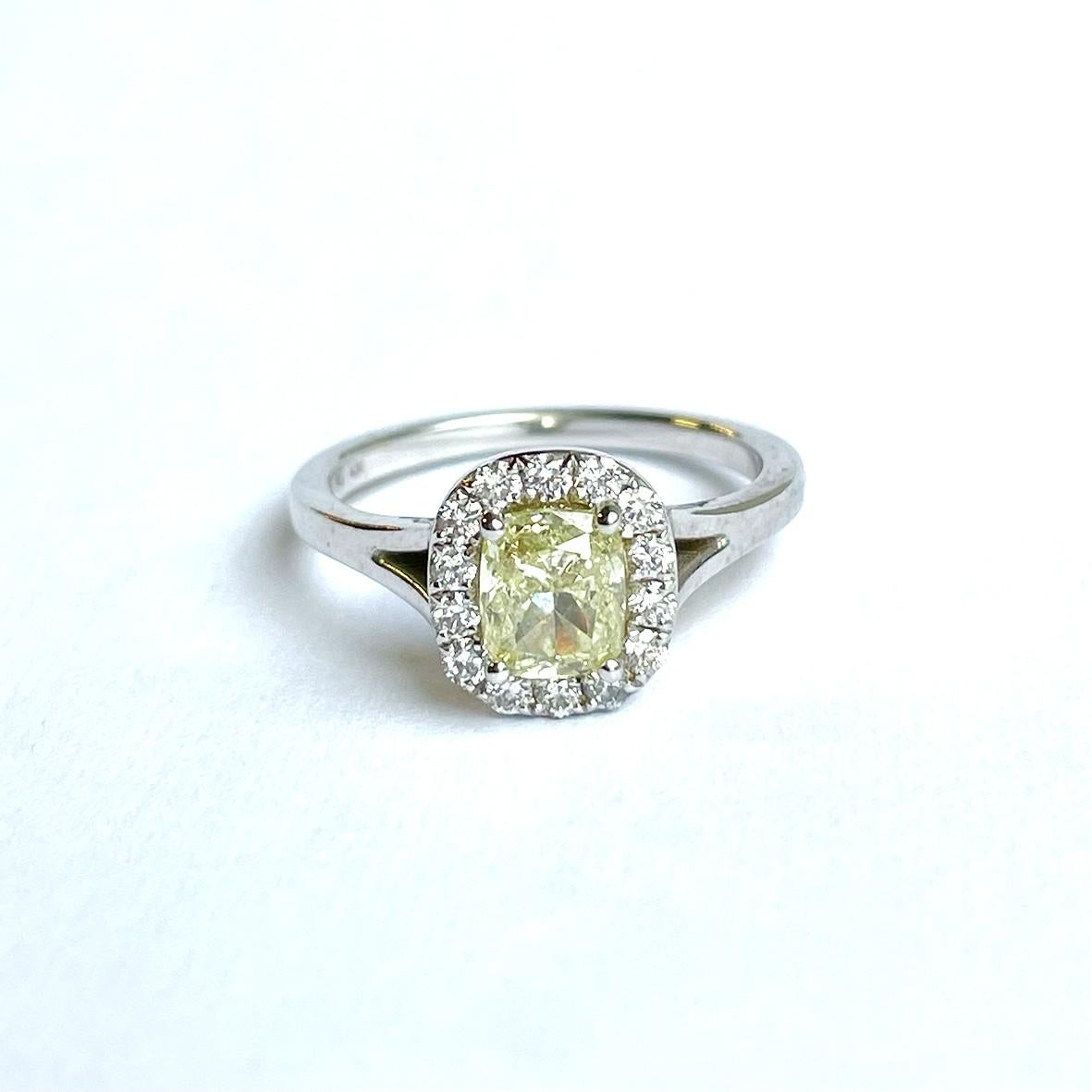 1.01ct Fancy Yellow Diamond White Gold Cluster Ring In Excellent Condition For Sale In Kilkenny, IE