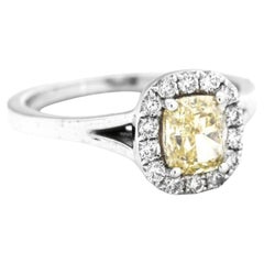 Anillo en racimo de oro blanco con 1,01 ct de diamante amarillo fantasía
