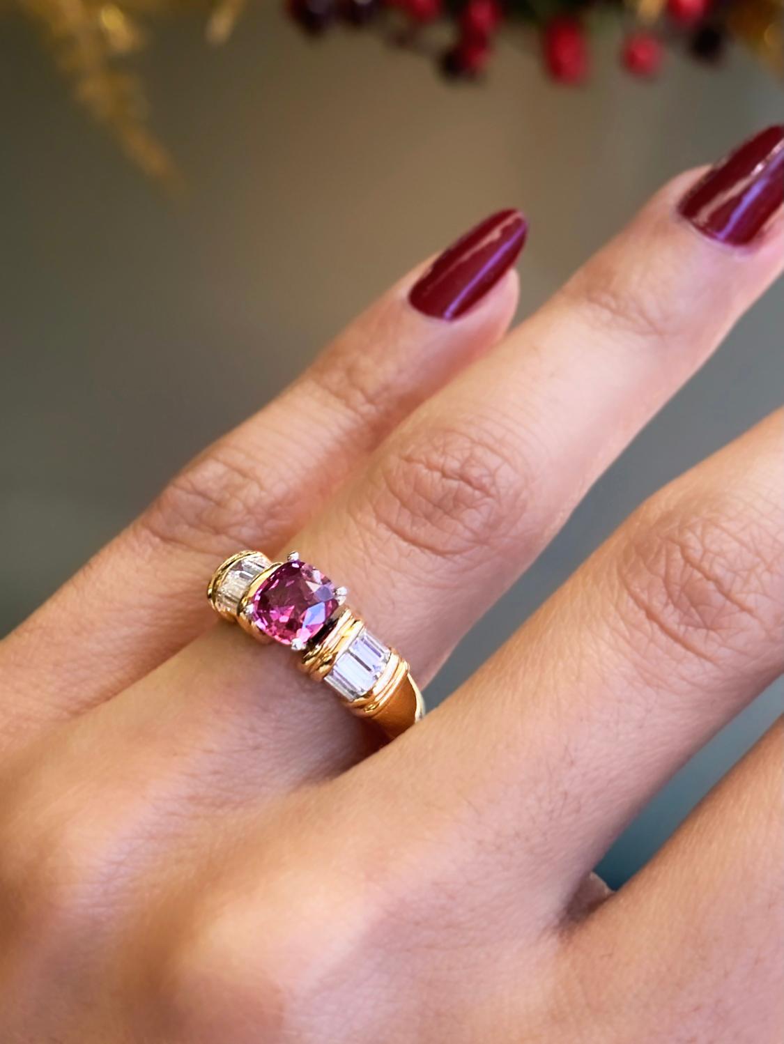 1.01 Carat Pink Sapphire and Diamond 18 Carat Yellow Gold Ring In Good Condition For Sale In London, GB