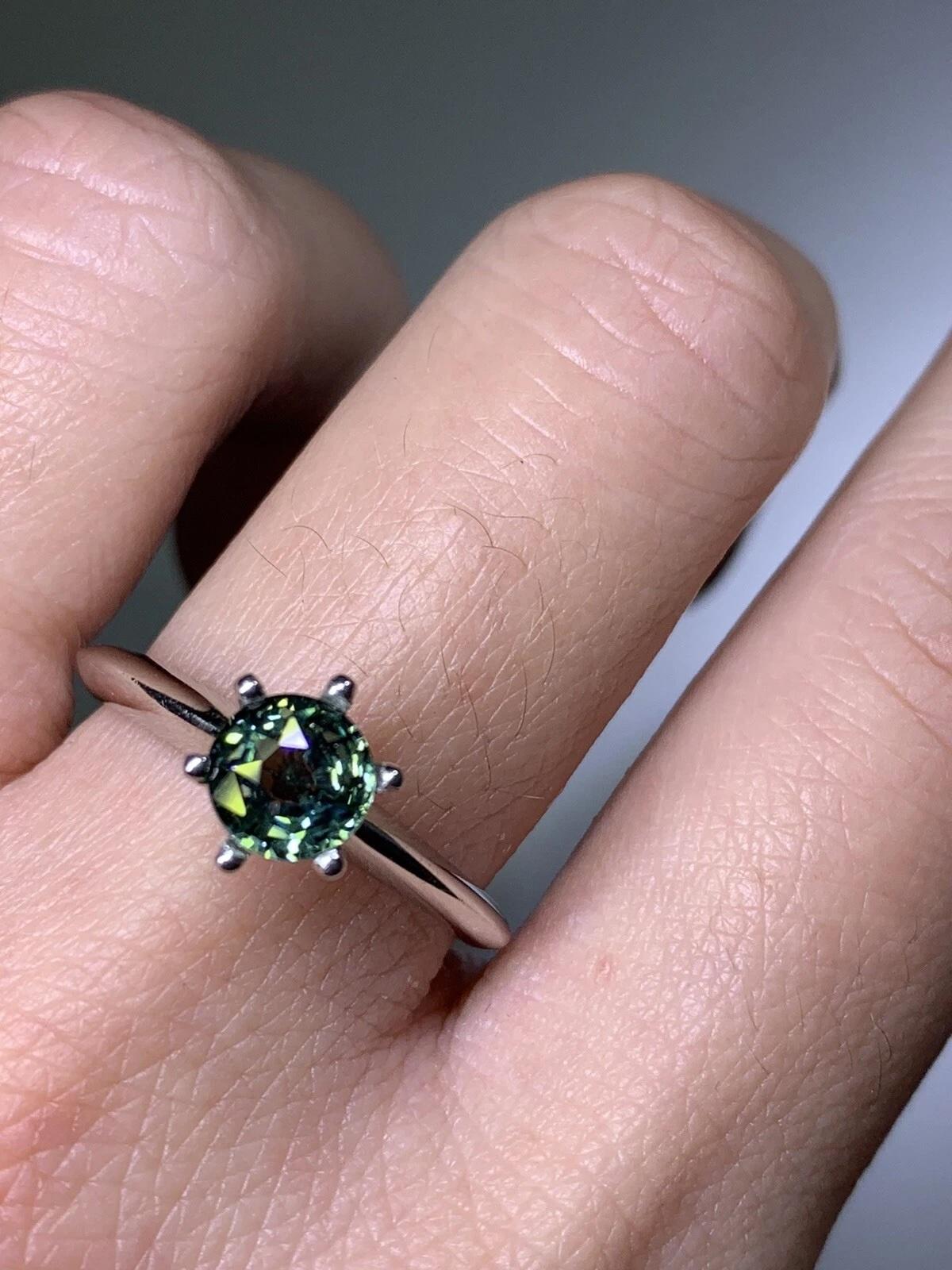Round Cut 1.01ct Teal Sapphire Solitaire Engagement Ring 18k white gold For Sale