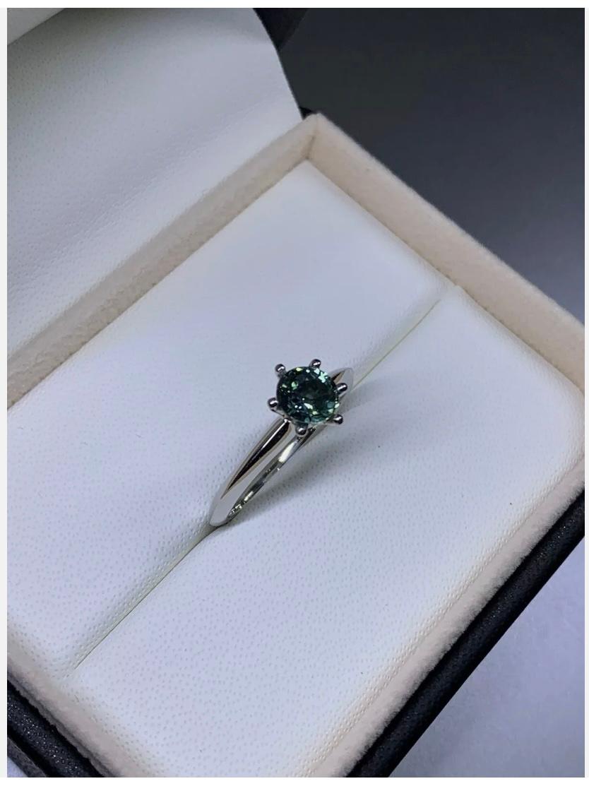 1.01ct Teal Sapphire Solitaire Engagement Ring In 18ct White Gold en vente 1