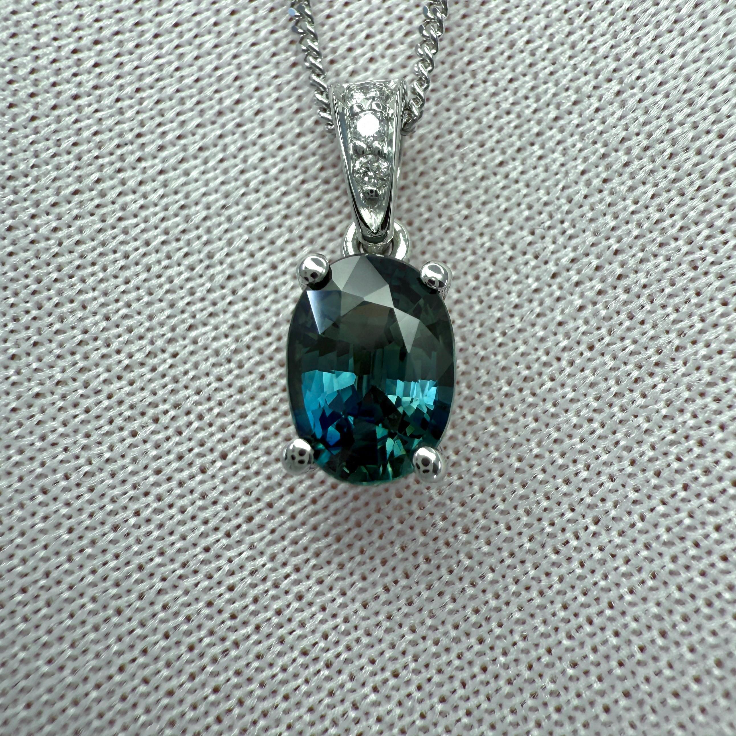 Collar colgante de platino con zafiro y diamantes de corte ovalado verde azulado vivo natural.

Zafiro de 1,01 quilates de color azul verdoso vivo y excelente claridad. Piedra muy limpia. VVS.

Además, el zafiro tiene una excelente talla ovalada que