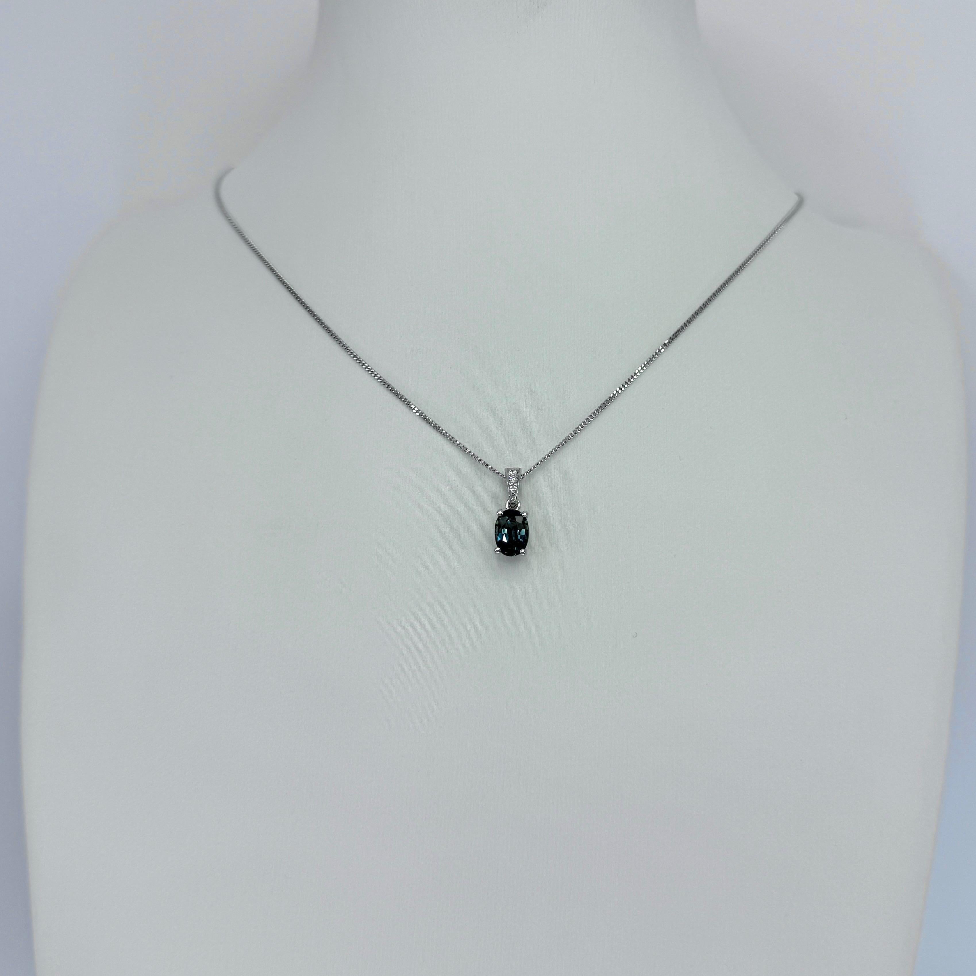 Colgante solitario en platino de zafiro azul verde vivo y diamante talla oval de 1,01 ct Corte oval en venta