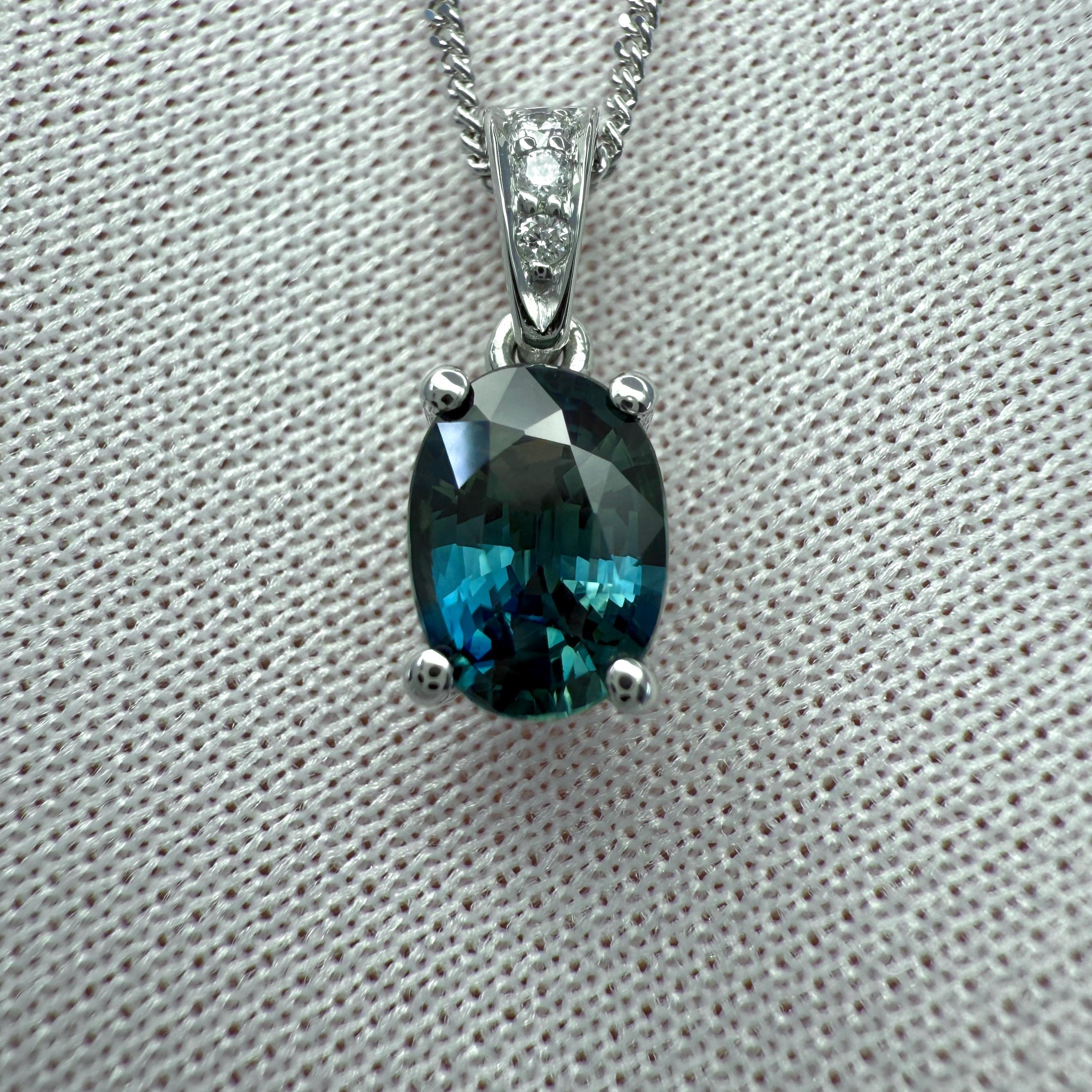 Femenino o masculino Colgante solitario en platino de zafiro azul verde vivo y diamante talla oval de 1,01 ct en venta