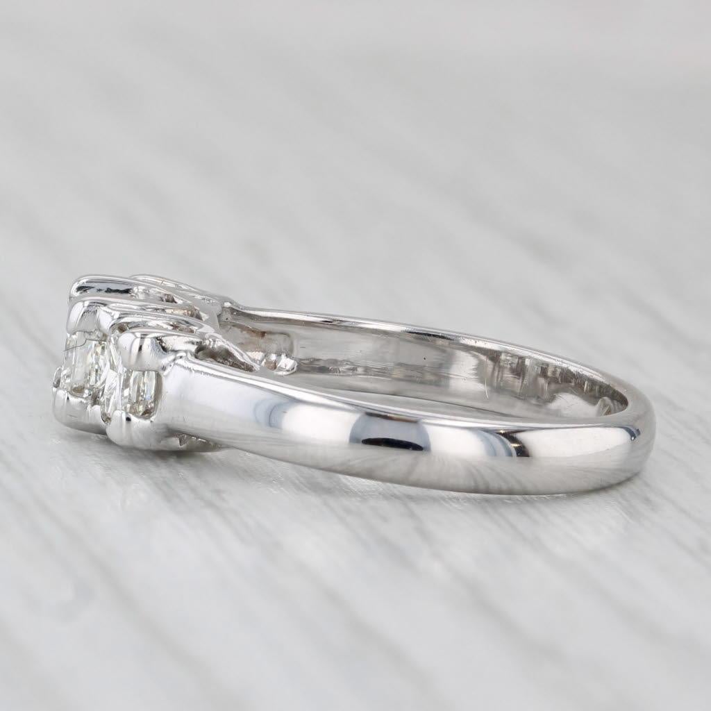 Informationen zu Edelsteinen:
- Natürliche Diamanten -
Karat gesamt - 1,01ctw (0,43ct in der Mitte, 0,29ct an jeder Seite)
Schliff - Prinzessinnenbrillant
Farbe - G - H
Klarheit - VS2

Metall: 14k Weißgold
Gewicht: 4,3 Gramm 
Briefmarken:
