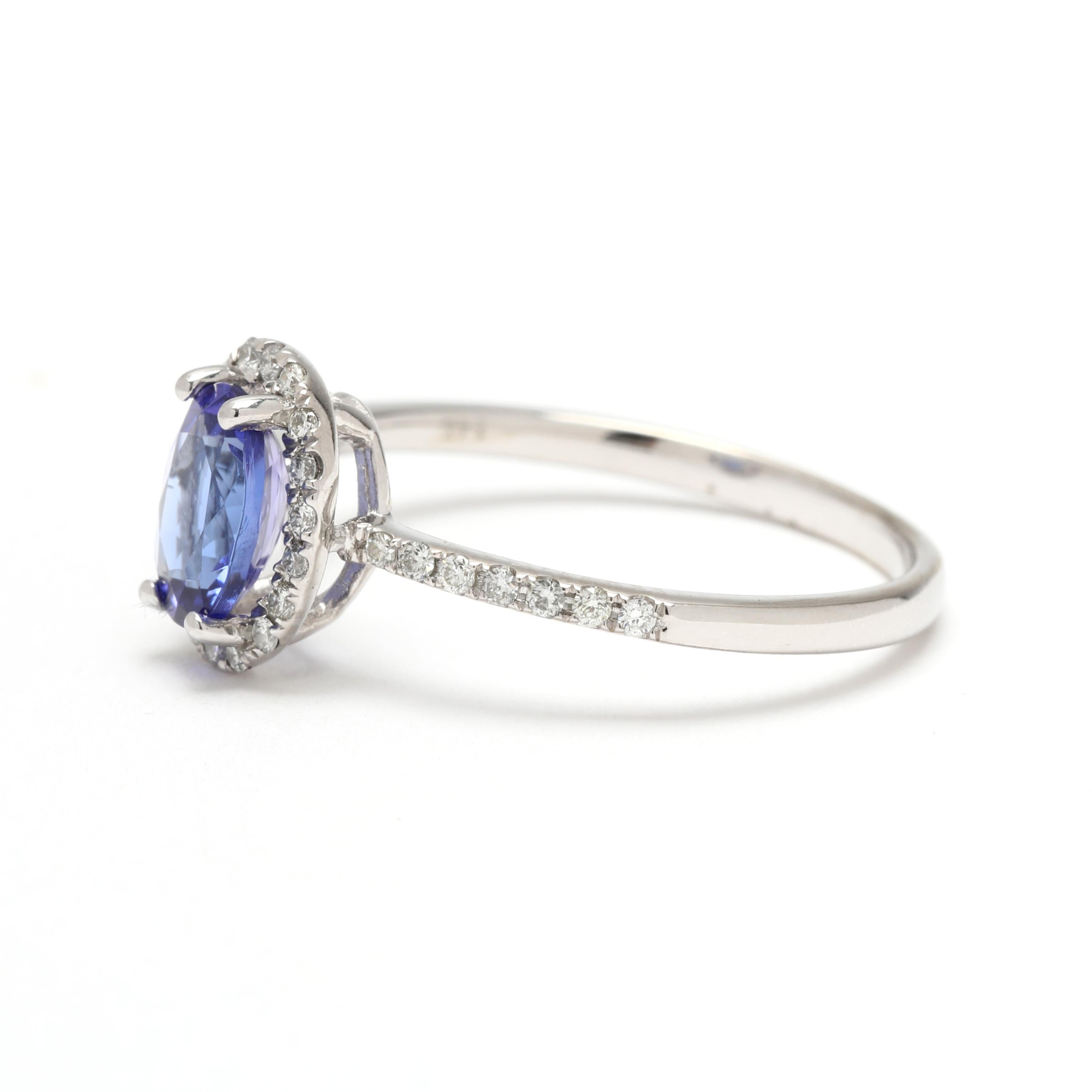 Anillo de compromiso con halo de tanzanita y diamantes de 1,01 ctw, oro blanco de 14k, talla 7 en Bueno estado para la venta en McLeansville, NC