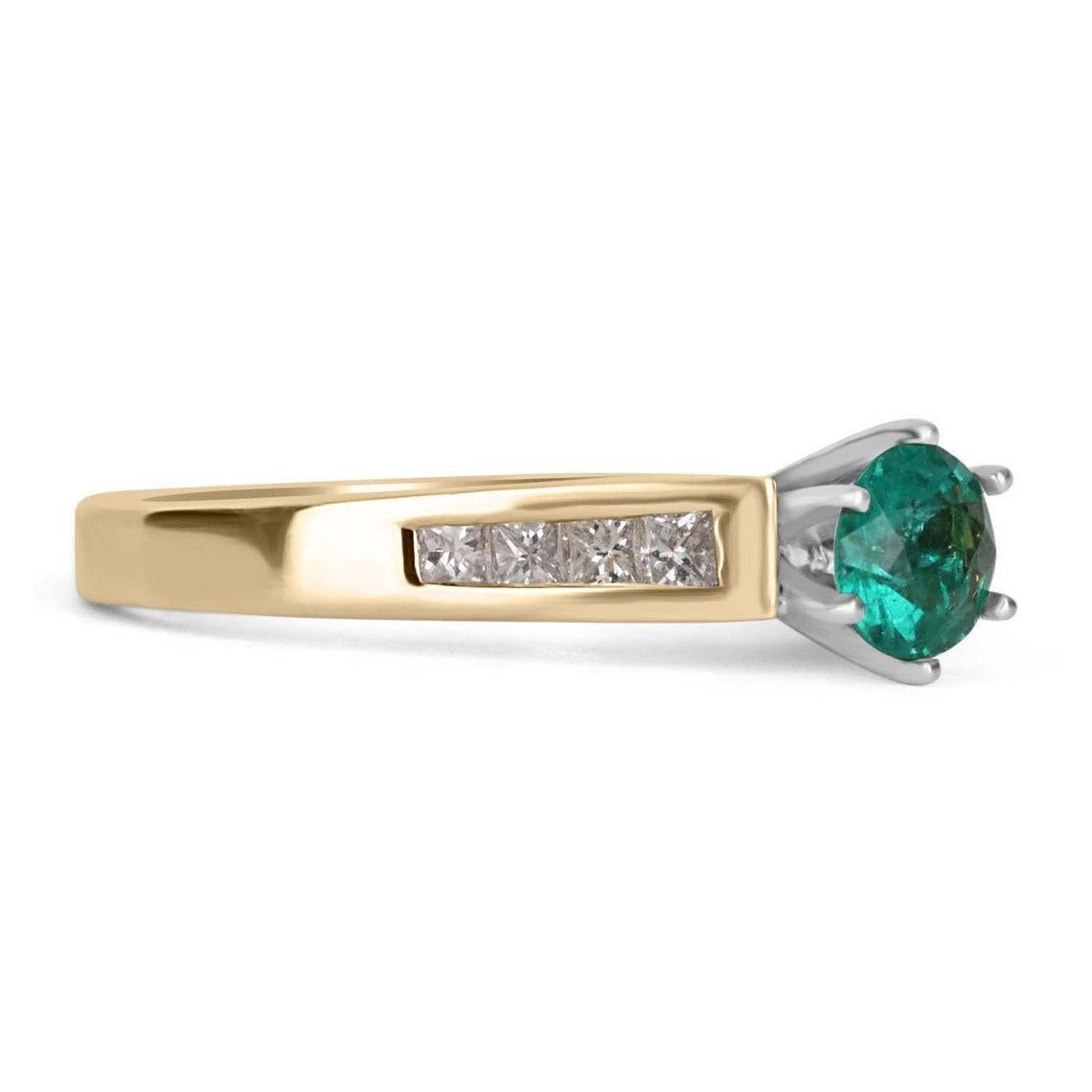 Ausgestellt sind ein spektakulärer runder kolumbianischer Smaragd und ein Diamantring im Prinzessinnenschliff. Der erhabene Smaragd in 18 Karat Gelbgold wiegt perfekt 1/2 Karat und ist neben Diamanten im Prinzessinnenschliff der Farbe G (nahezu