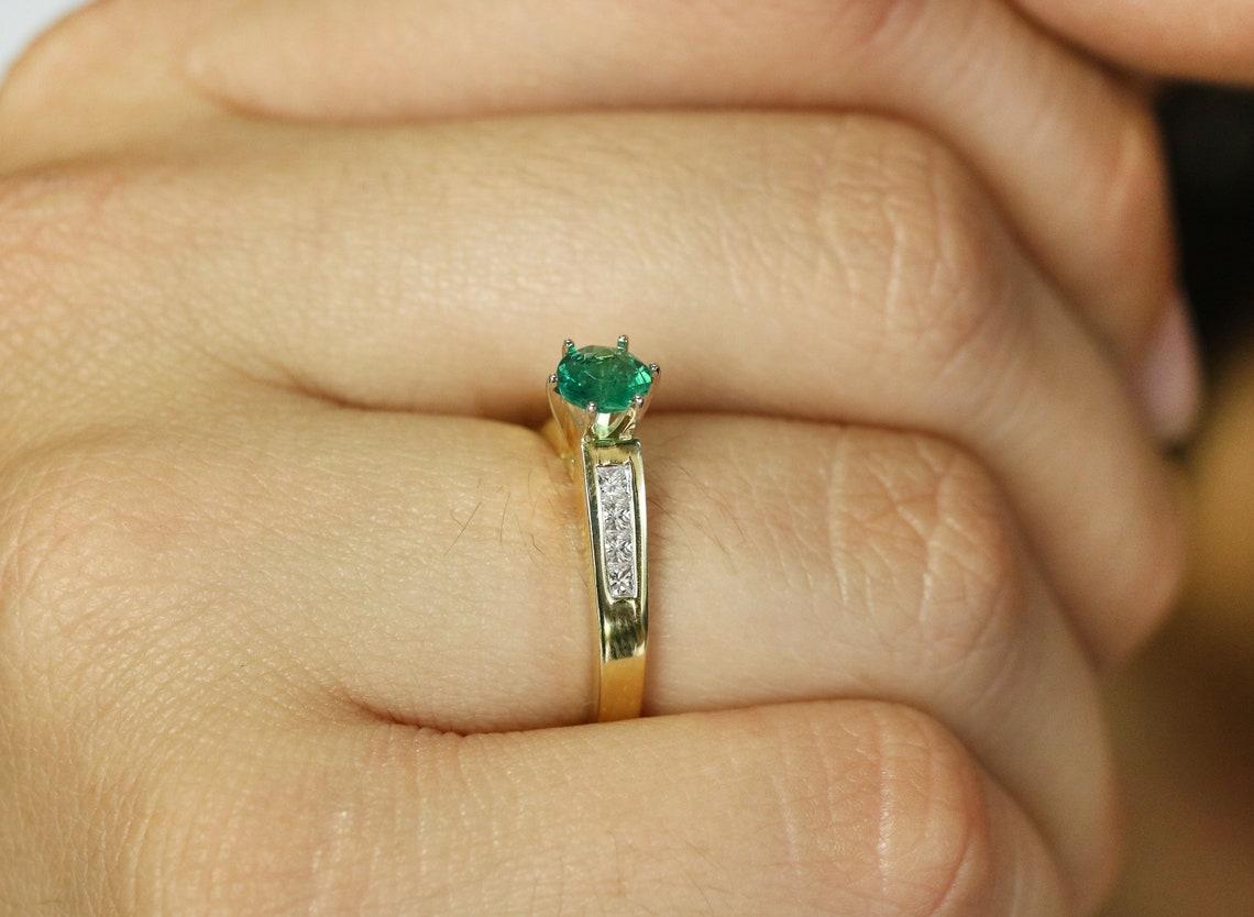 1,01 tcw 18K Runde kolumbianische Smaragd & Prinzessinnenschliff Diamant Akzent Ring (Moderne) im Angebot