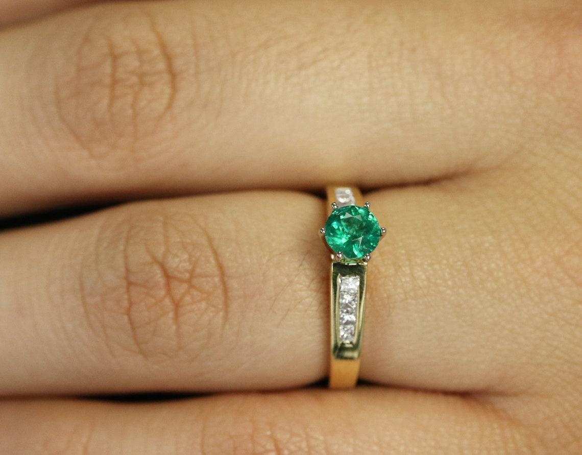 1,01 tcw 18K Runde kolumbianische Smaragd & Prinzessinnenschliff Diamant Akzent Ring (Rundschliff) im Angebot
